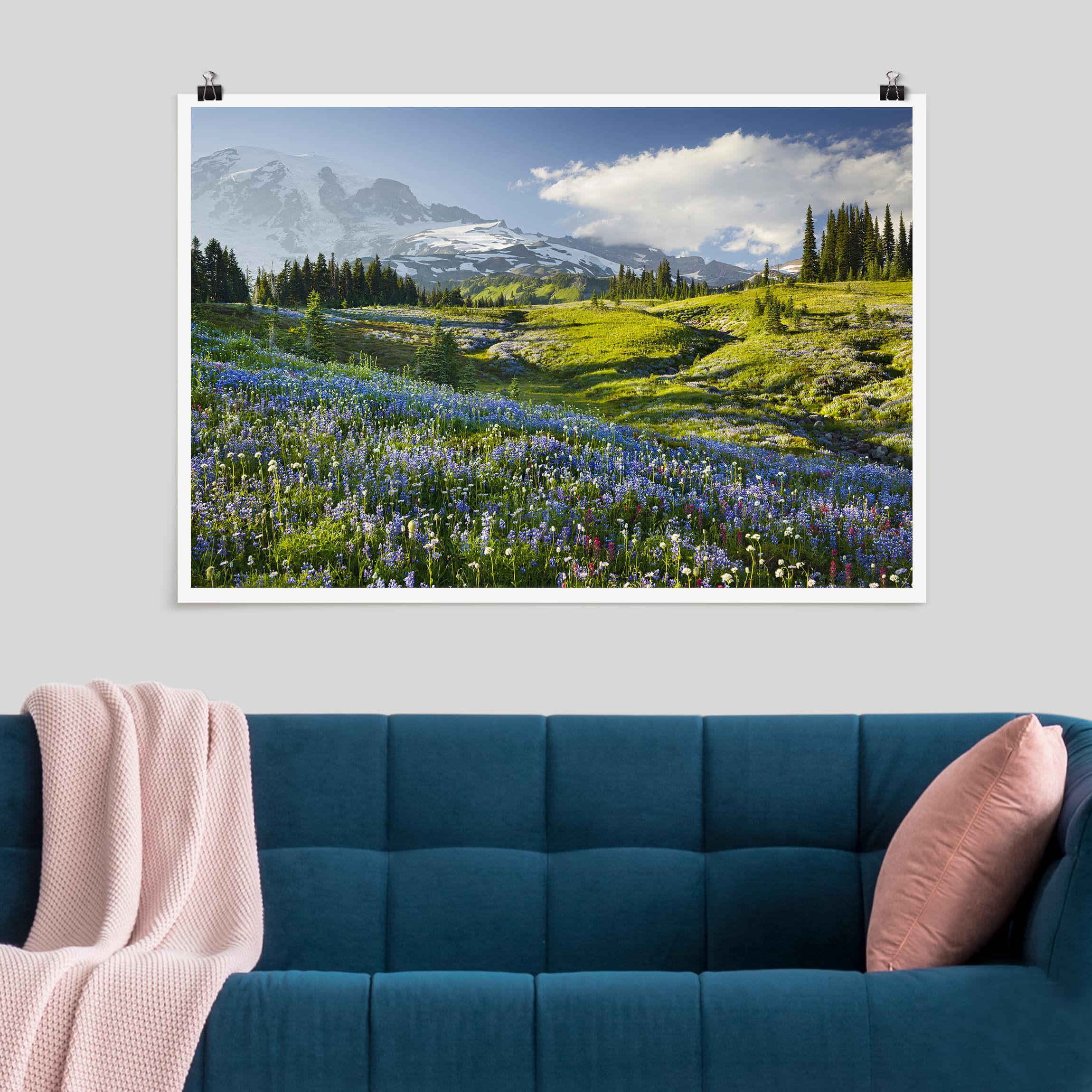 Poster - Querformat Bergwiese mit blauen Blumen vor Mt. Rainier