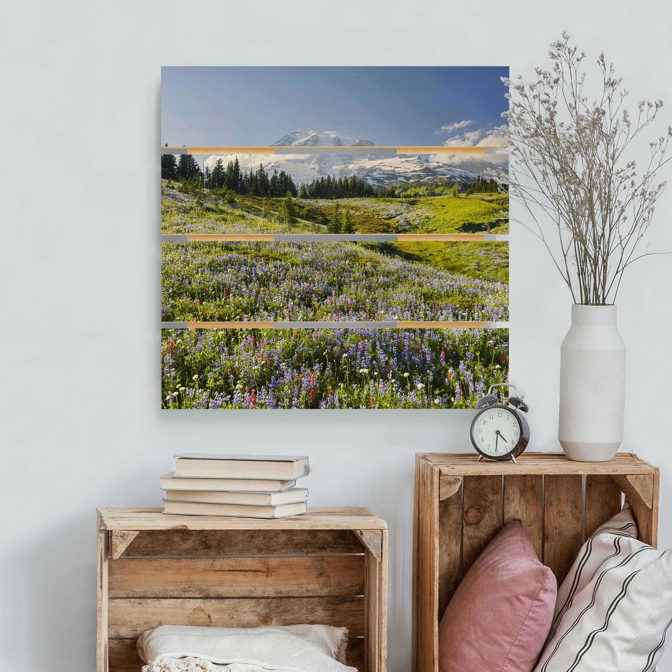 Holzbild Bergwiese mit roten Blumen vor Mt. Rainier