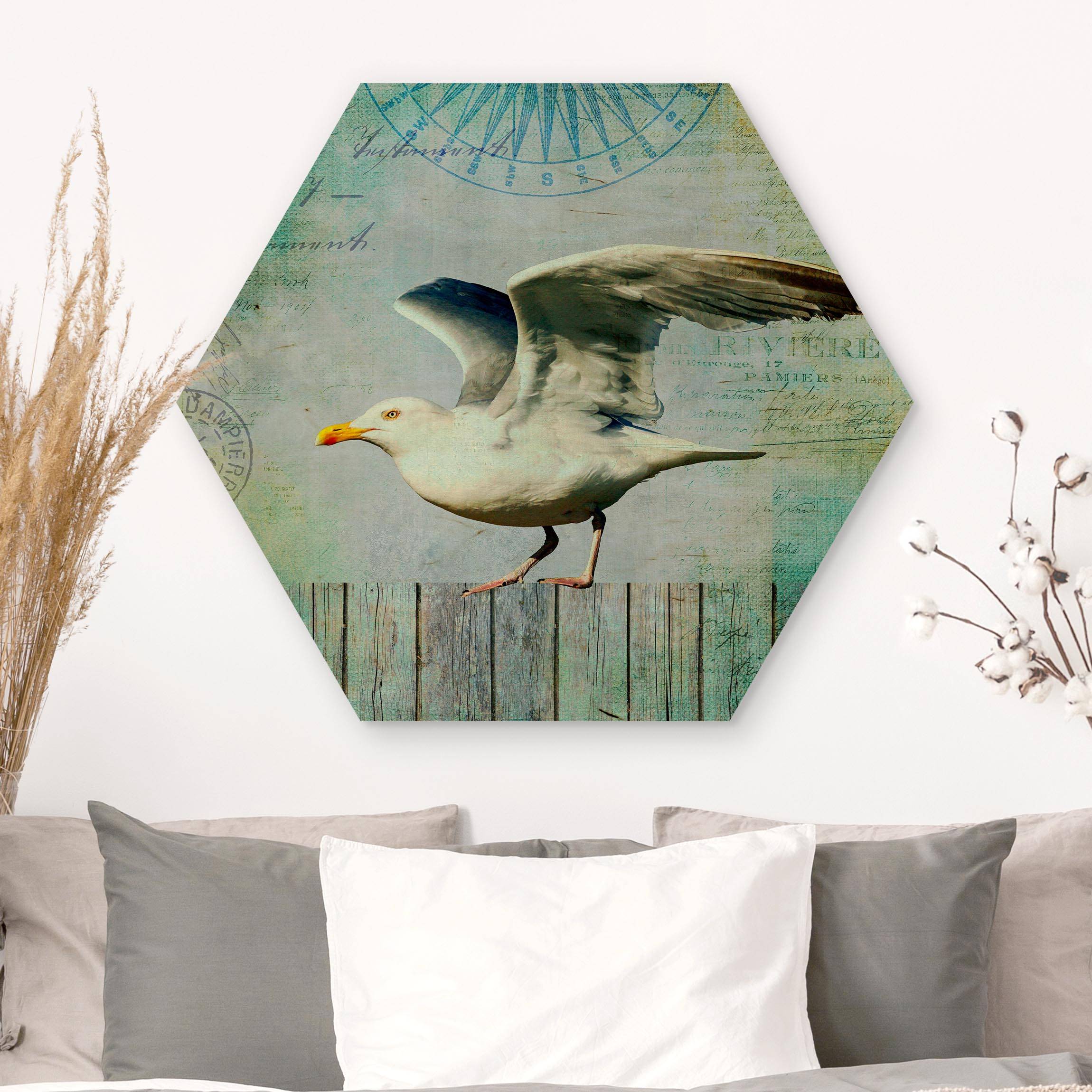 Hexagon-Holzbild Vintage Collage - Seemöwe auf Holzplanken