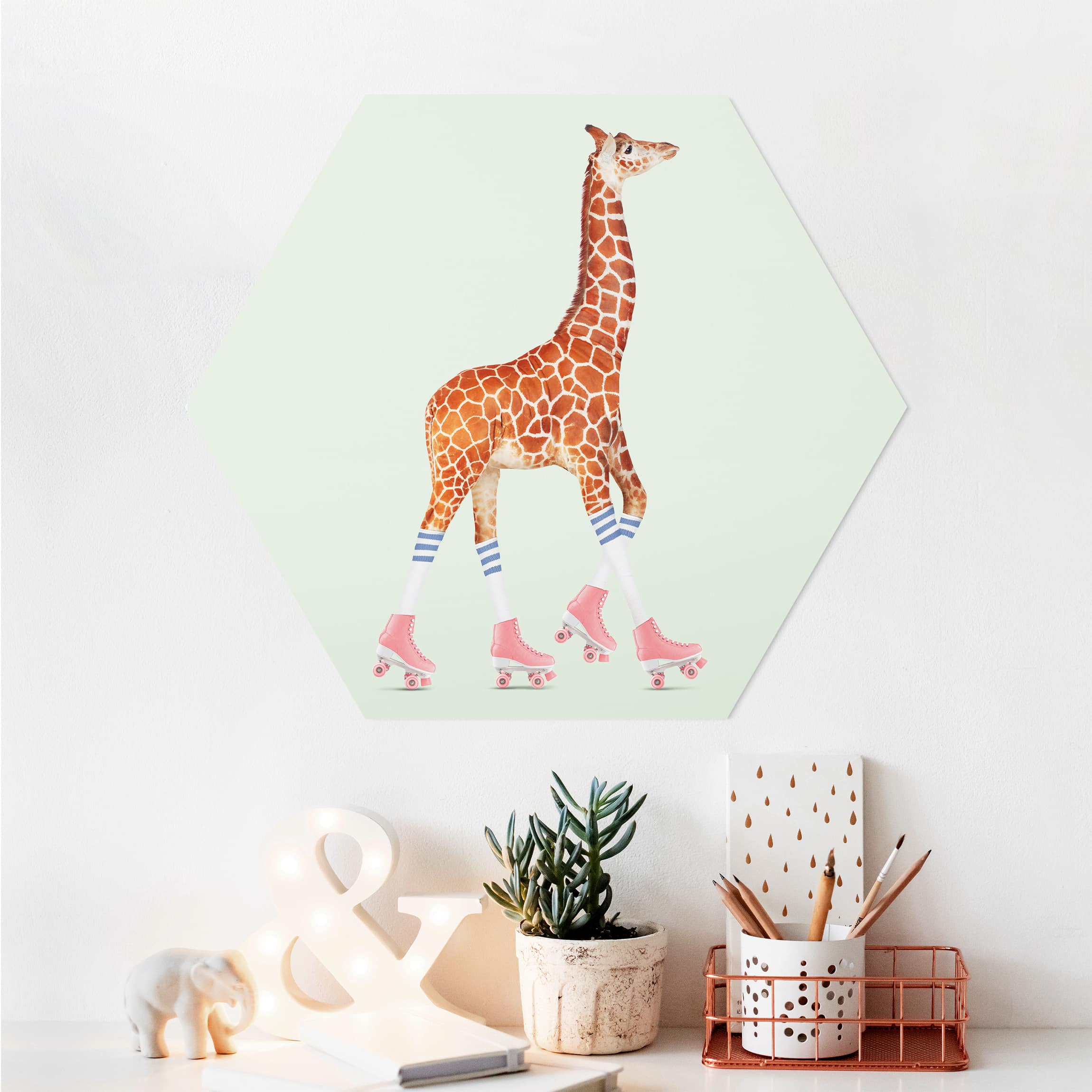 Hexagon-Alu-Dibond Bild Giraffe mit Rollschuhen
