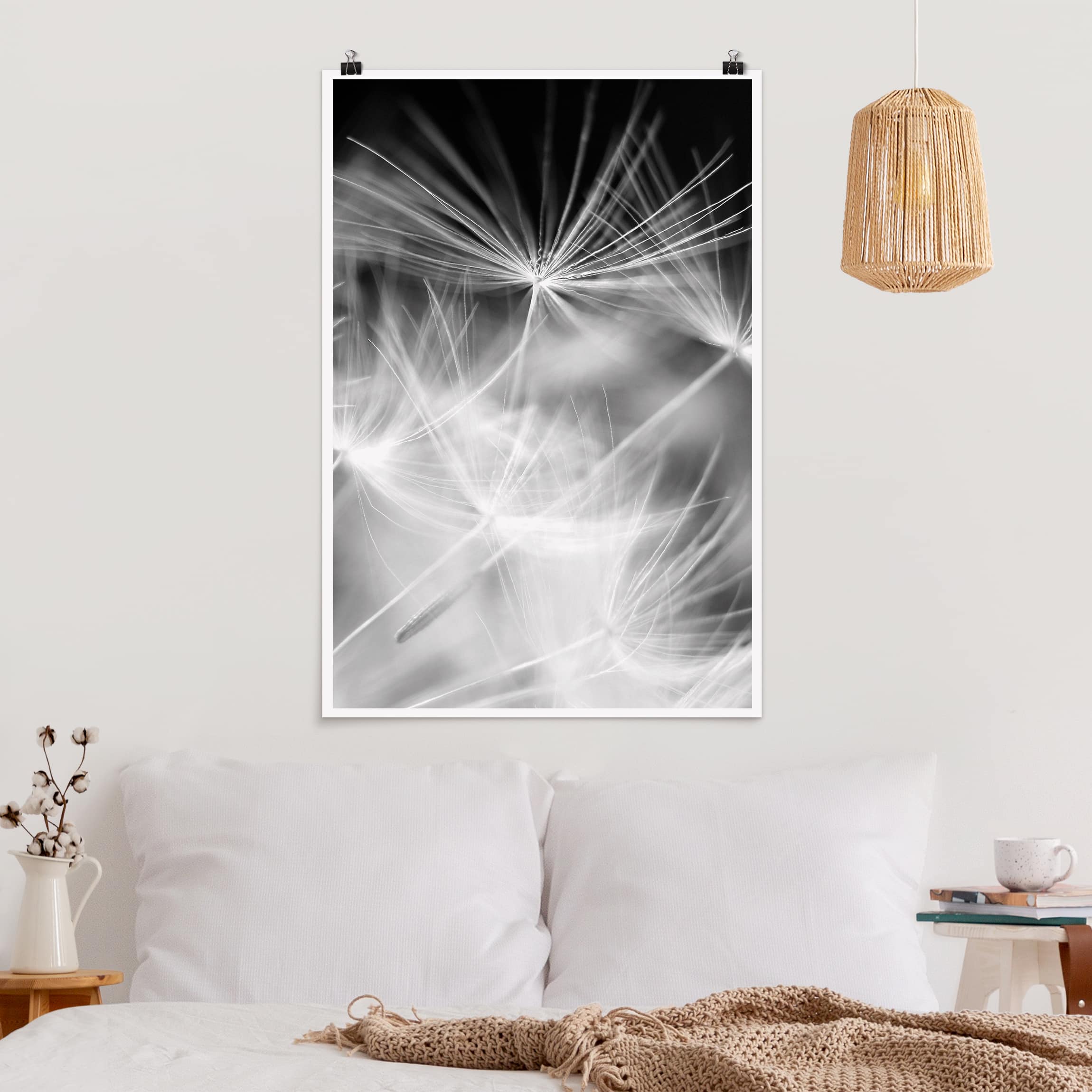 Poster - Hochformat Bewegte Pusteblumen Nahaufnahme auf schwarzem Hintergrund