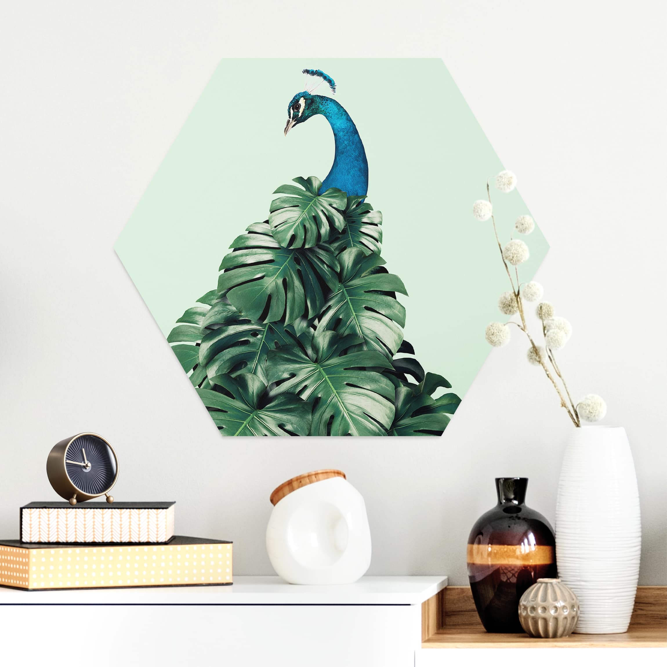 Hexagon-Alu-Dibond Bild Pfau mit Monstera Blättern
