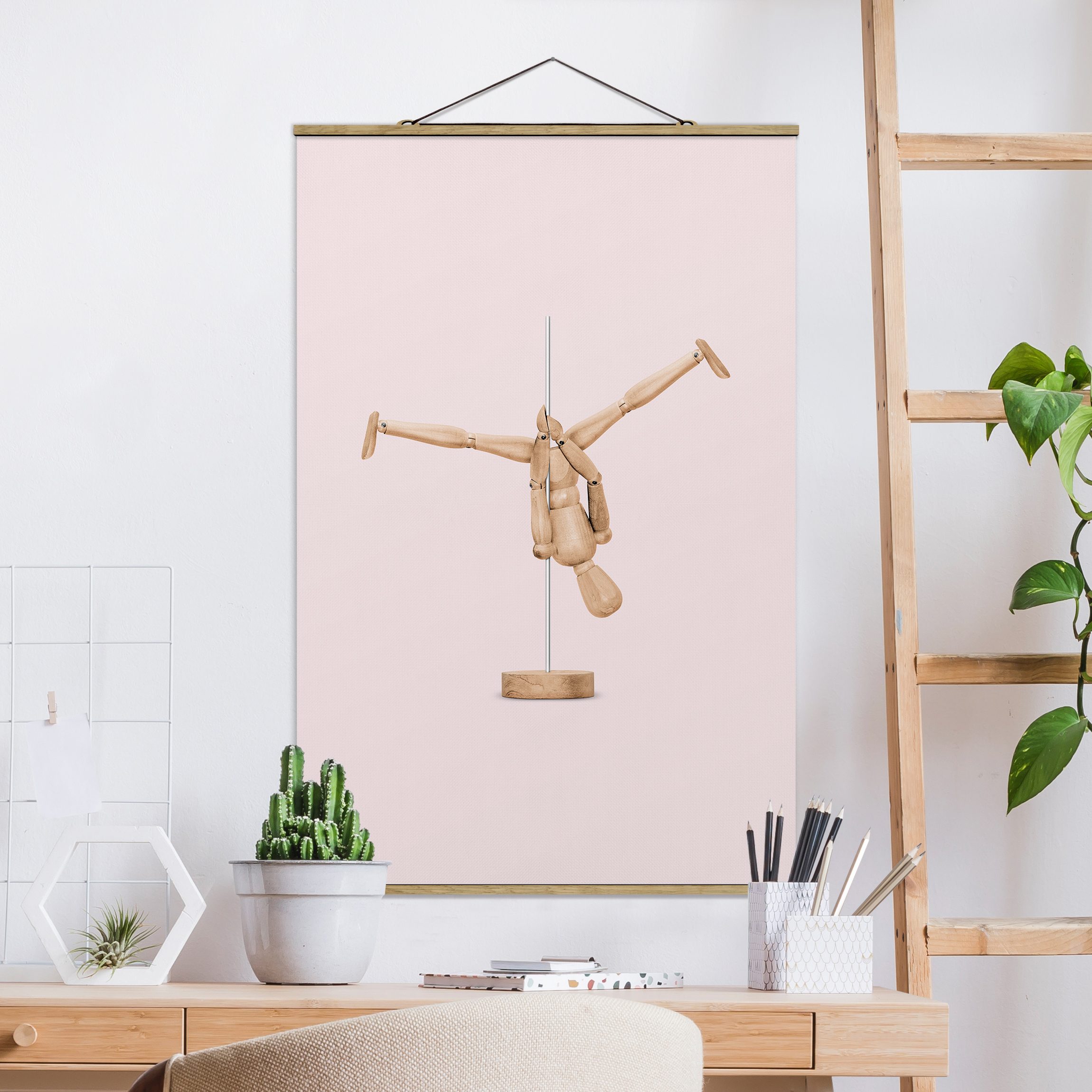 Stoffbild - Hochformat Poledance mit Holzfigur