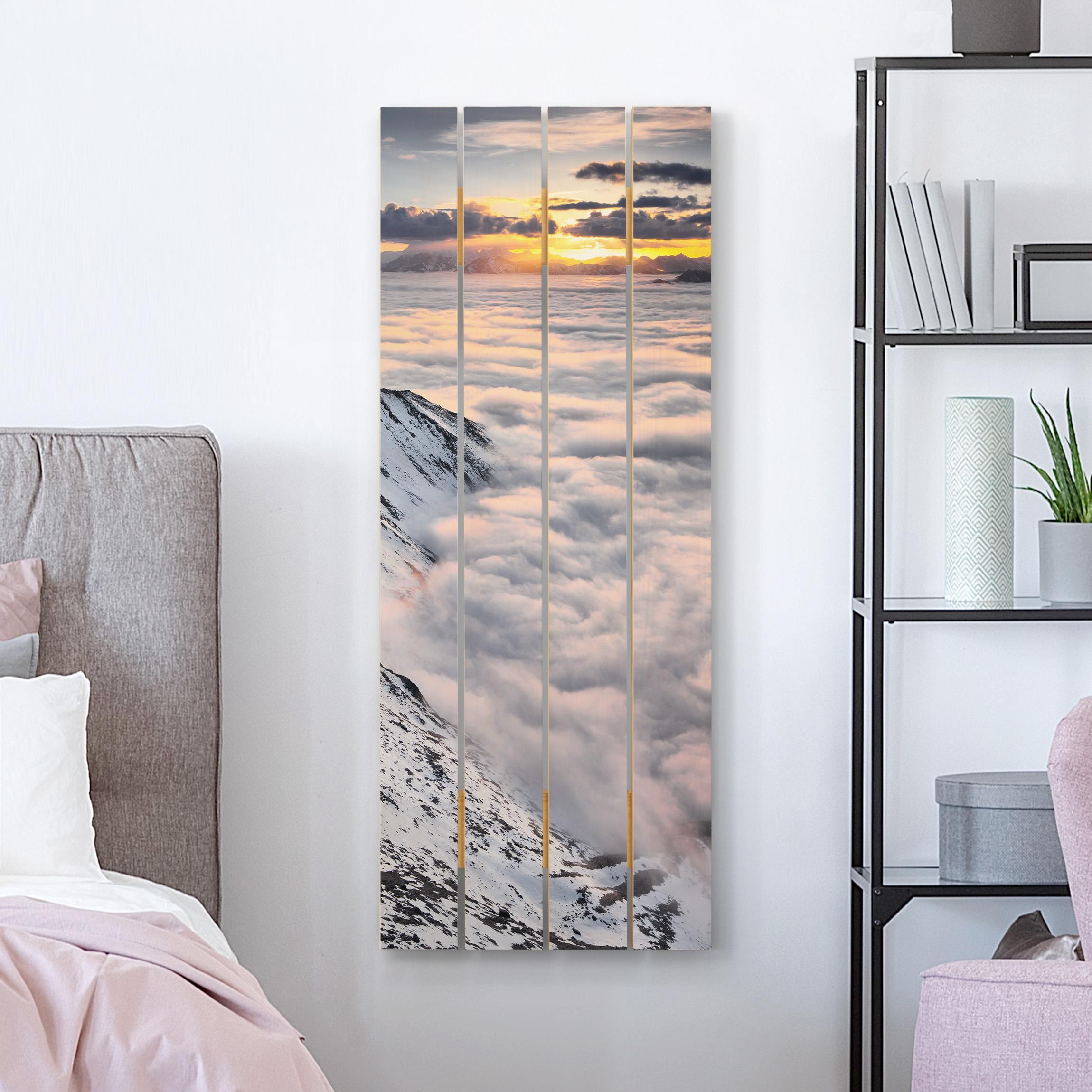 Holzbild Plankenoptik - Hochformat Blick über Wolken und Berge