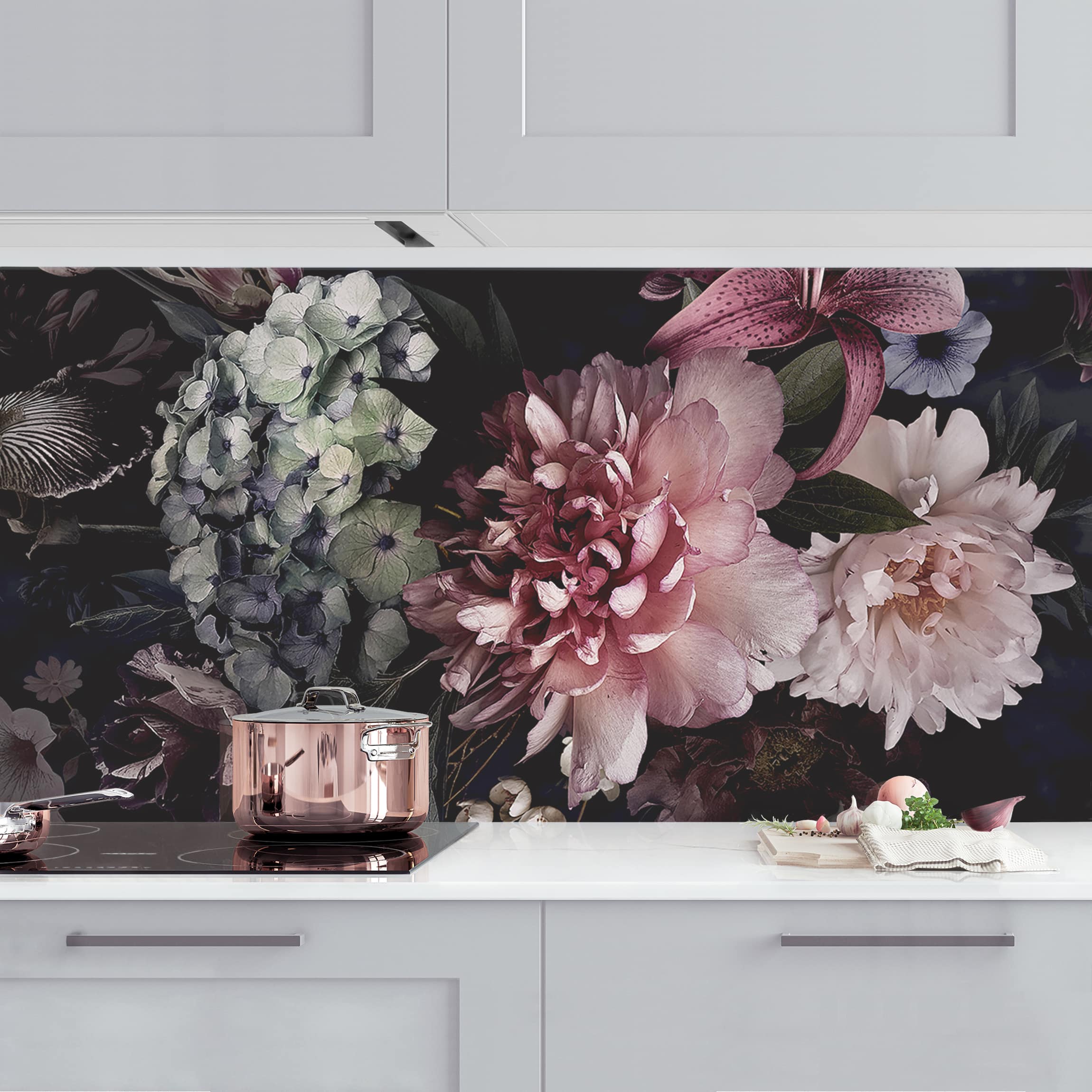 Küchenrückwand Blumen mit Nebel auf Schwarz