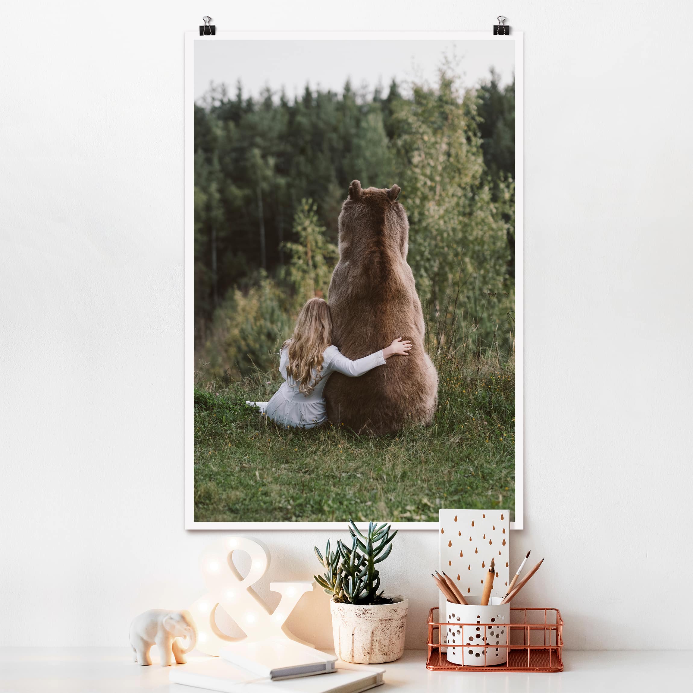 Poster - Hochformat Mädchen mit Braunbär