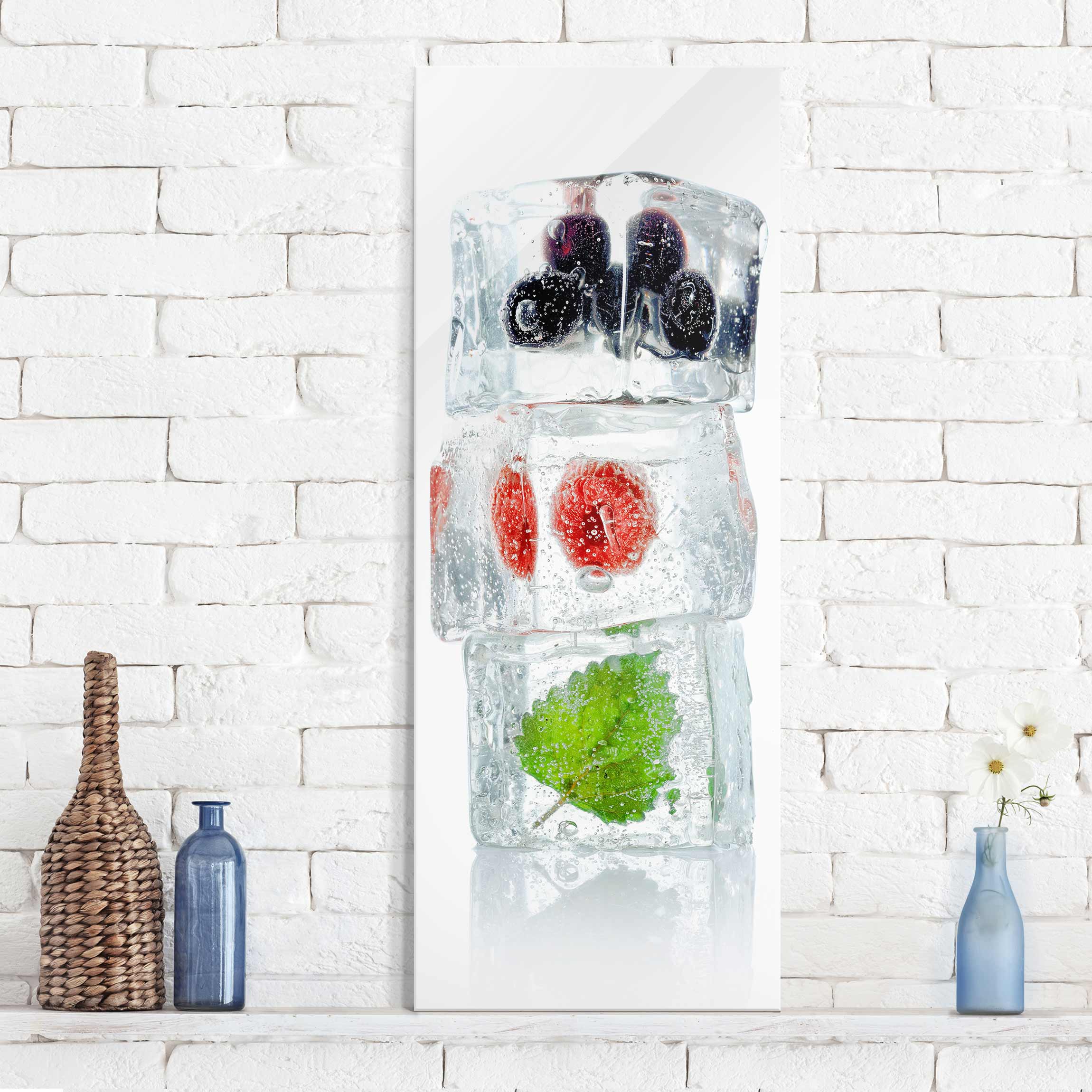 Glasbild Küche Himbeere Melisse und Blaubeeren im Eiswürfel