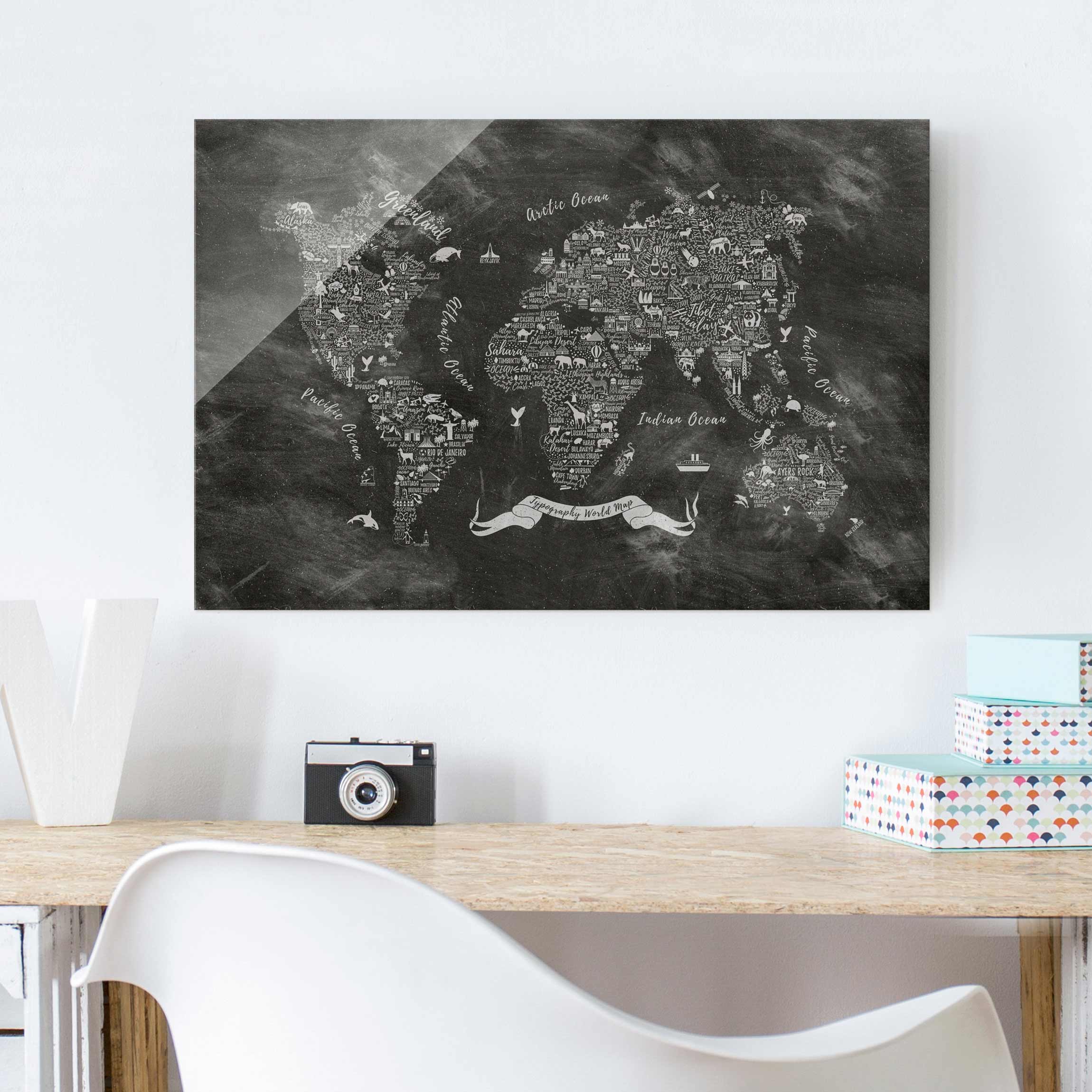 Glasbild Weltkarte Kreide Typografie Weltkarte