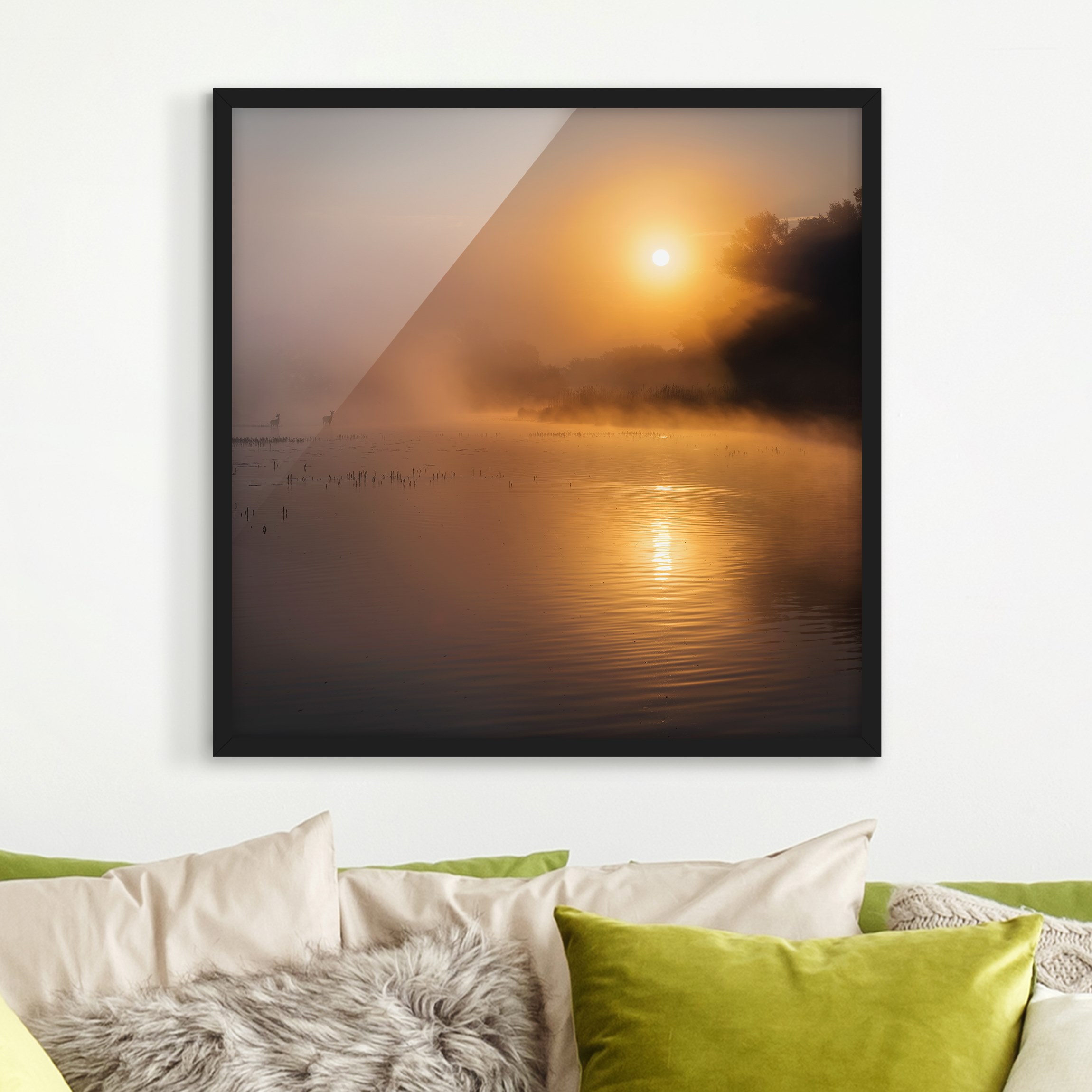 Bild mit Rahmen - Quadrat Sonnenaufgang am See mit Rehen im Nebel