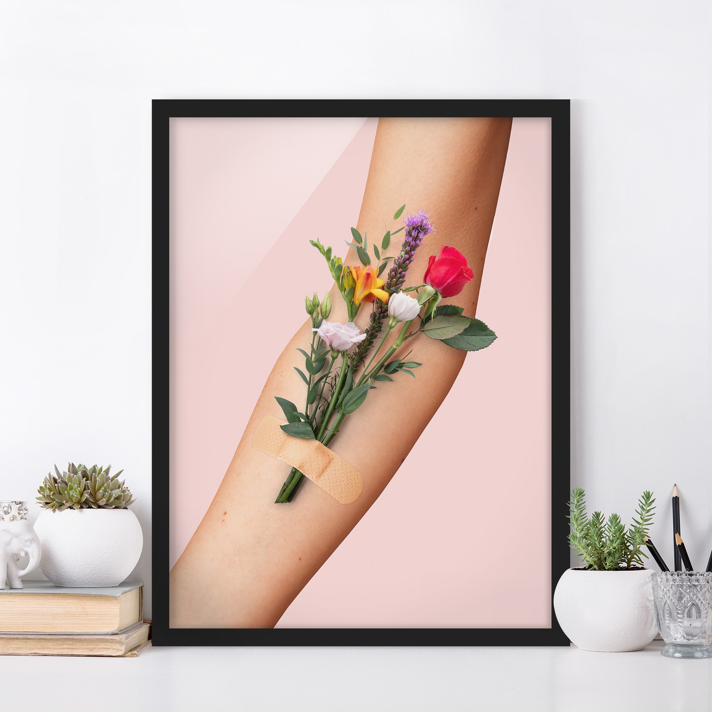 Bild mit Rahmen - Hochformat Arm mit Blumen