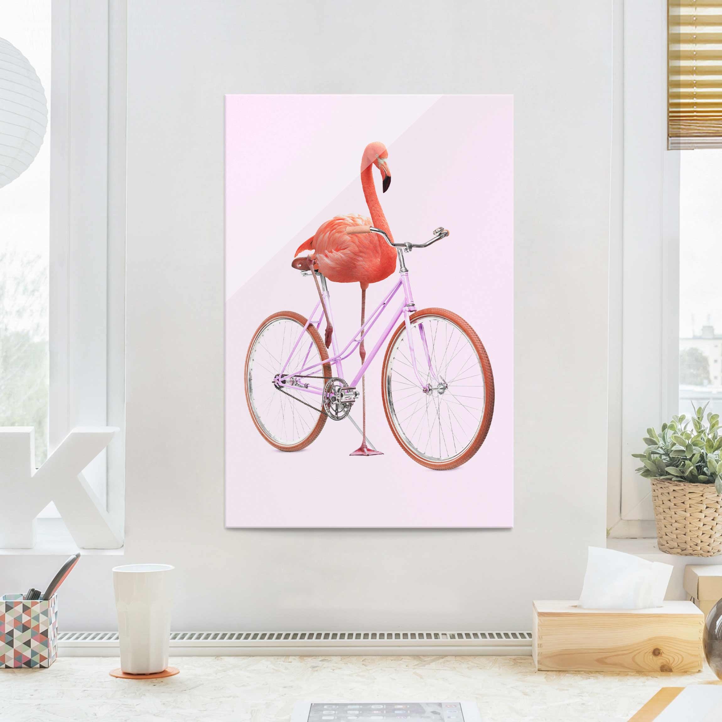 Glasbild - Hochformat Flamingo mit Fahrrad