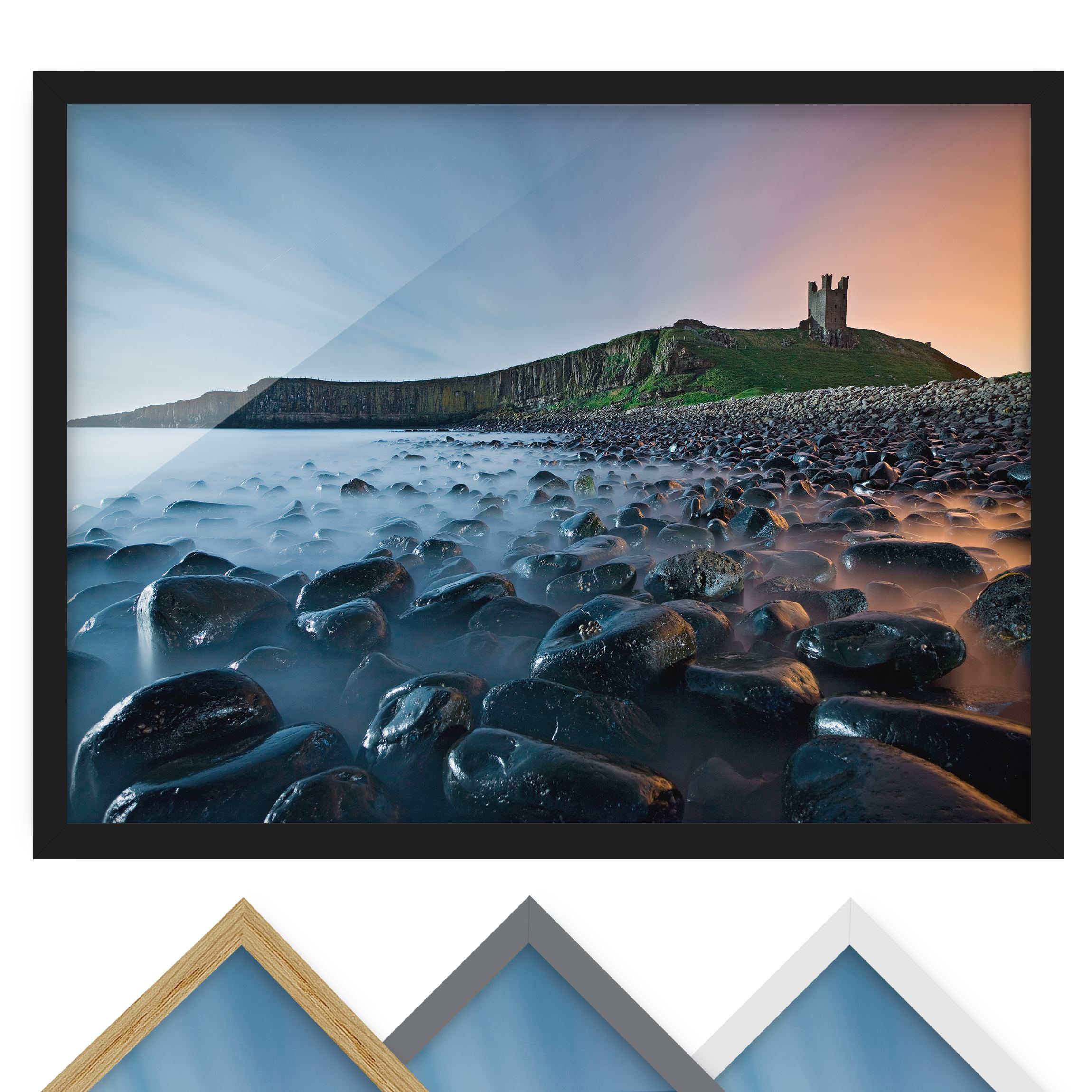Bild mit Rahmen - Querformat Sonnenaufgang mit Nebel bei Dunstanburgh Castle