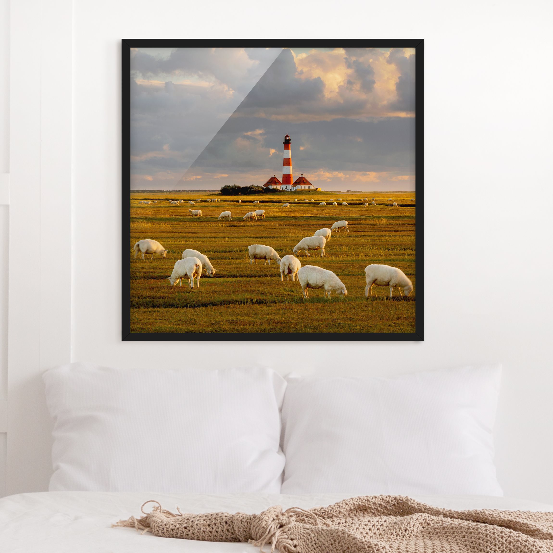 Bild mit Rahmen - Quadrat Nordsee Leuchtturm mit Schafsherde
