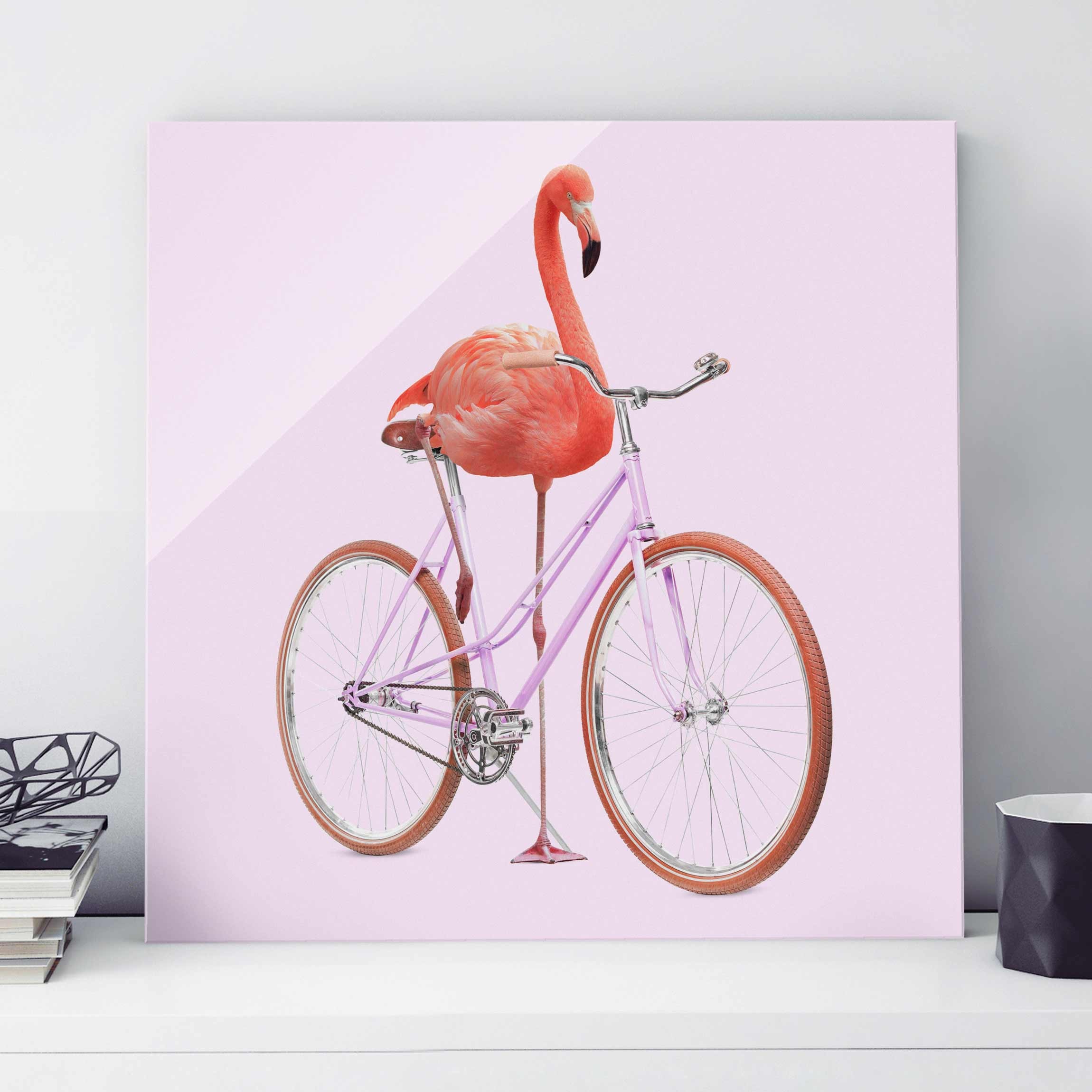 Glasbild - Quadrat Flamingo mit Fahrrad