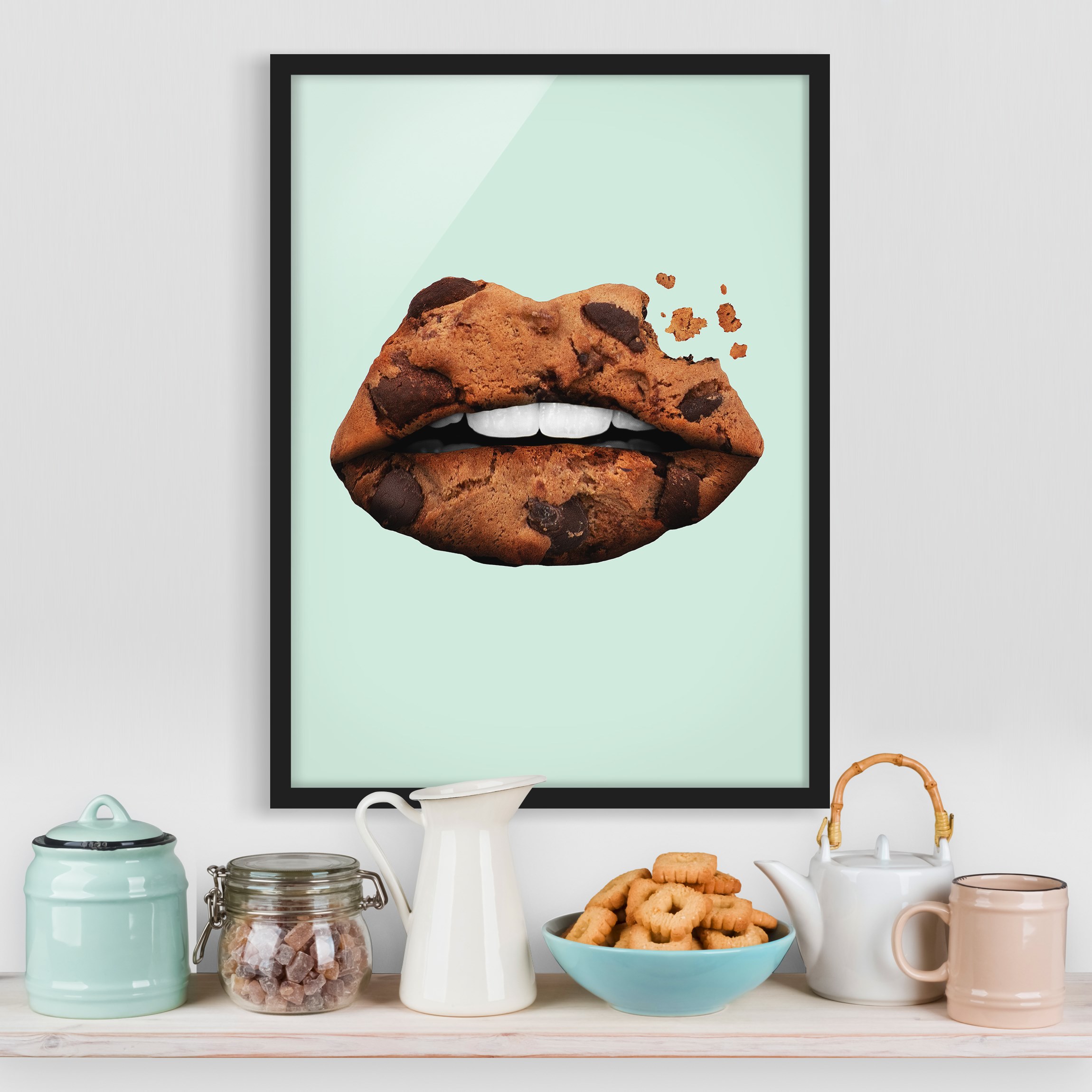 Bild mit Rahmen - Hochformat Lippen mit Keks