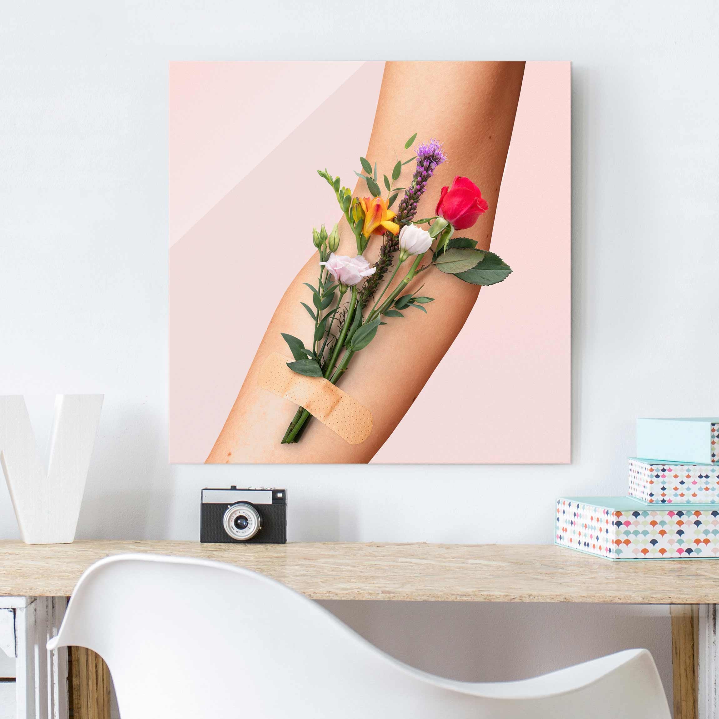 Glasbild - Quadrat Arm mit Blumen