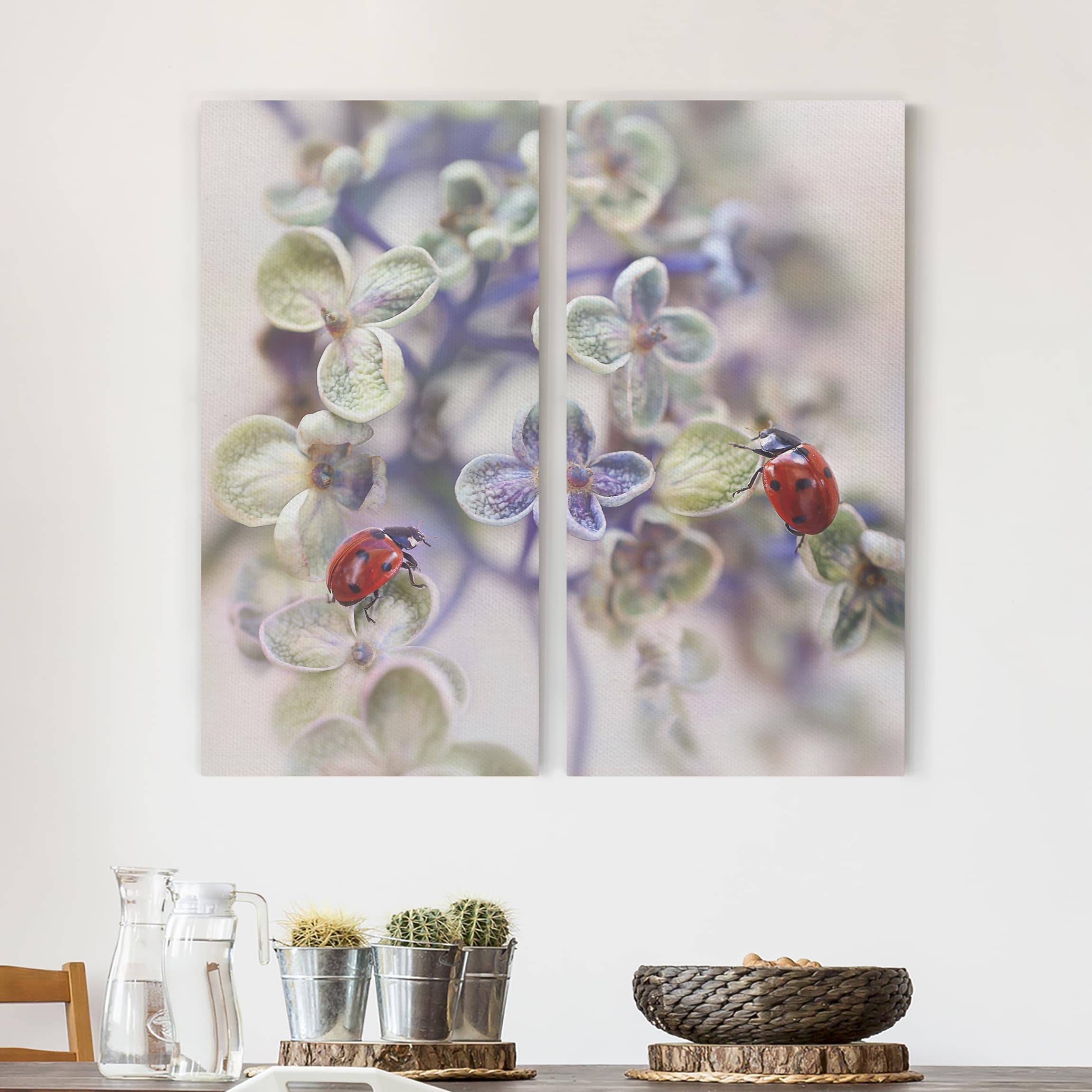 2-teiliges Leinwandbild - Hochformat Marienkäfer im Garten