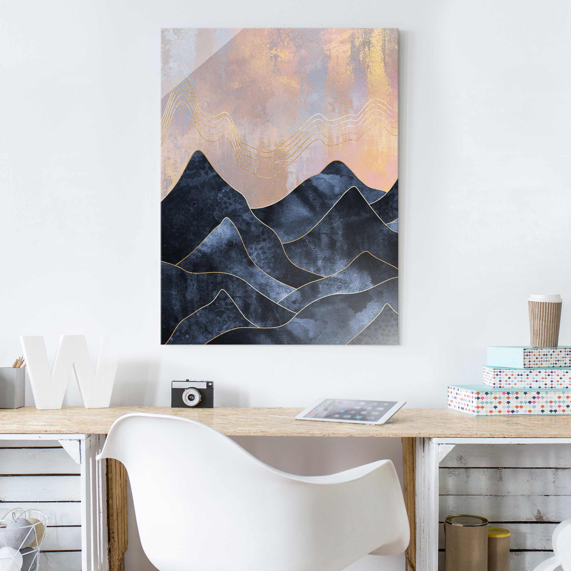 Glasbild - Hochformat Goldene Dämmerung über Gebirge