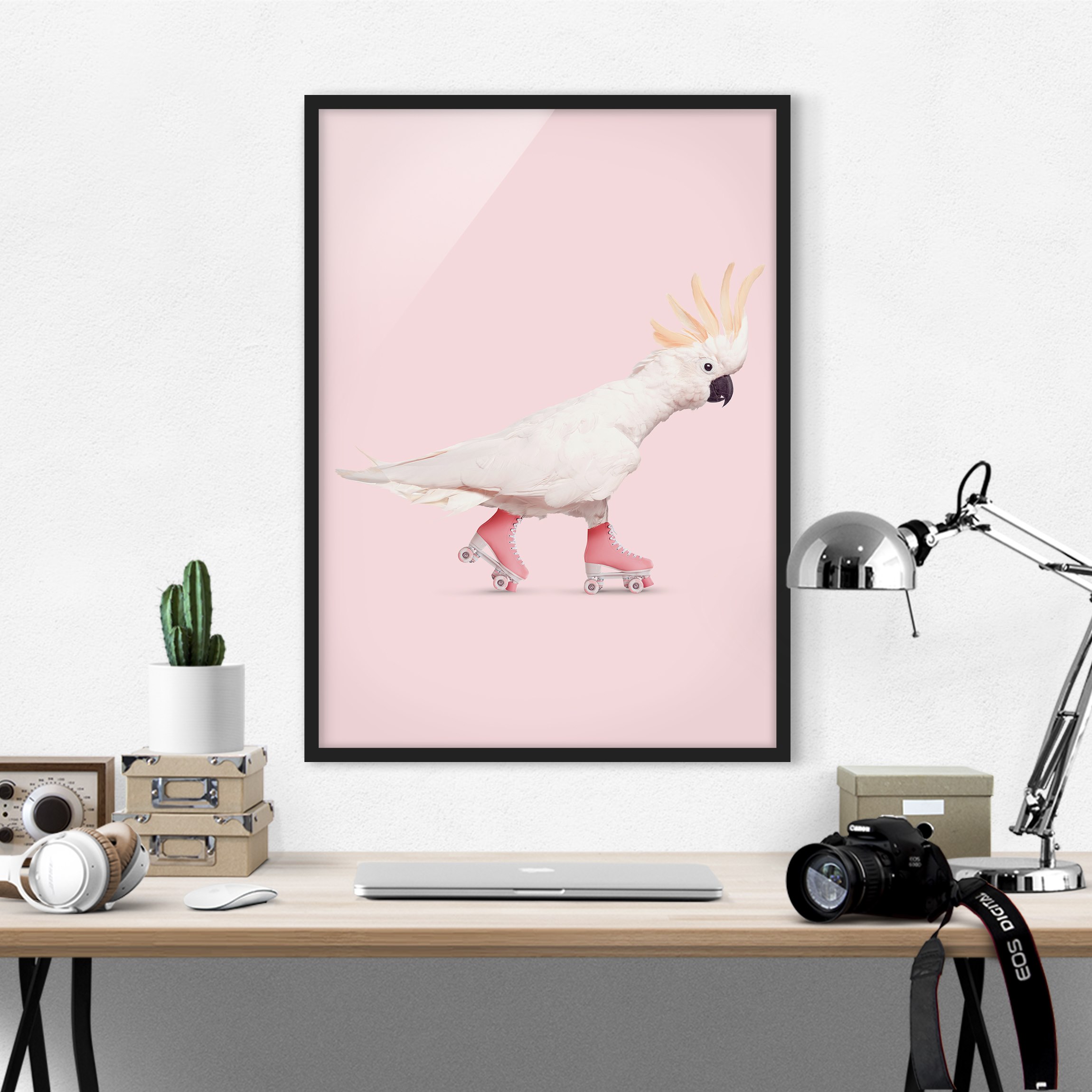 Bild mit Rahmen - Hochformat Kakadu mit Rollschuhen