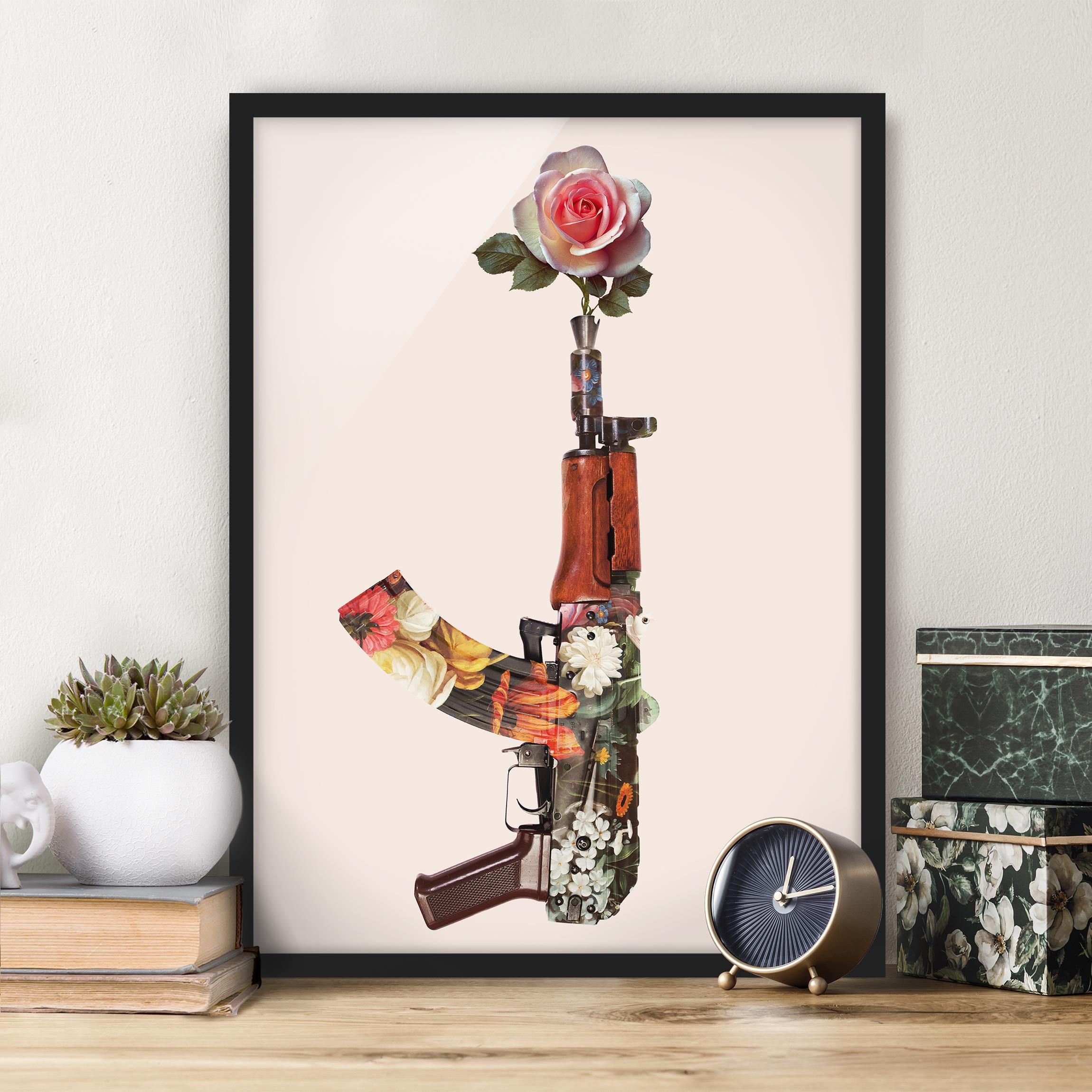 Bild mit Rahmen - Hochformat Waffe mit Rose