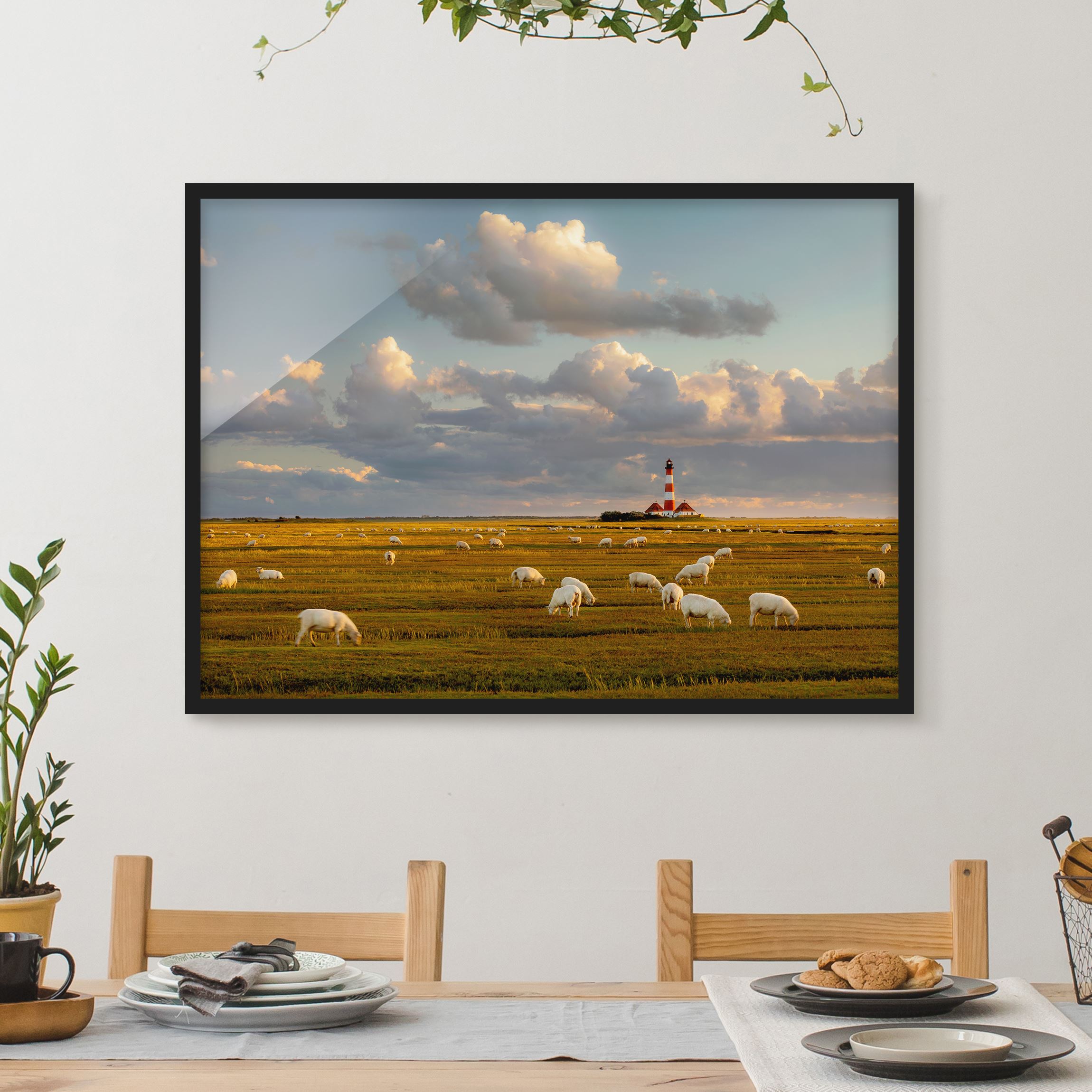 Bild mit Rahmen - Querformat Nordsee Leuchtturm mit Schafsherde