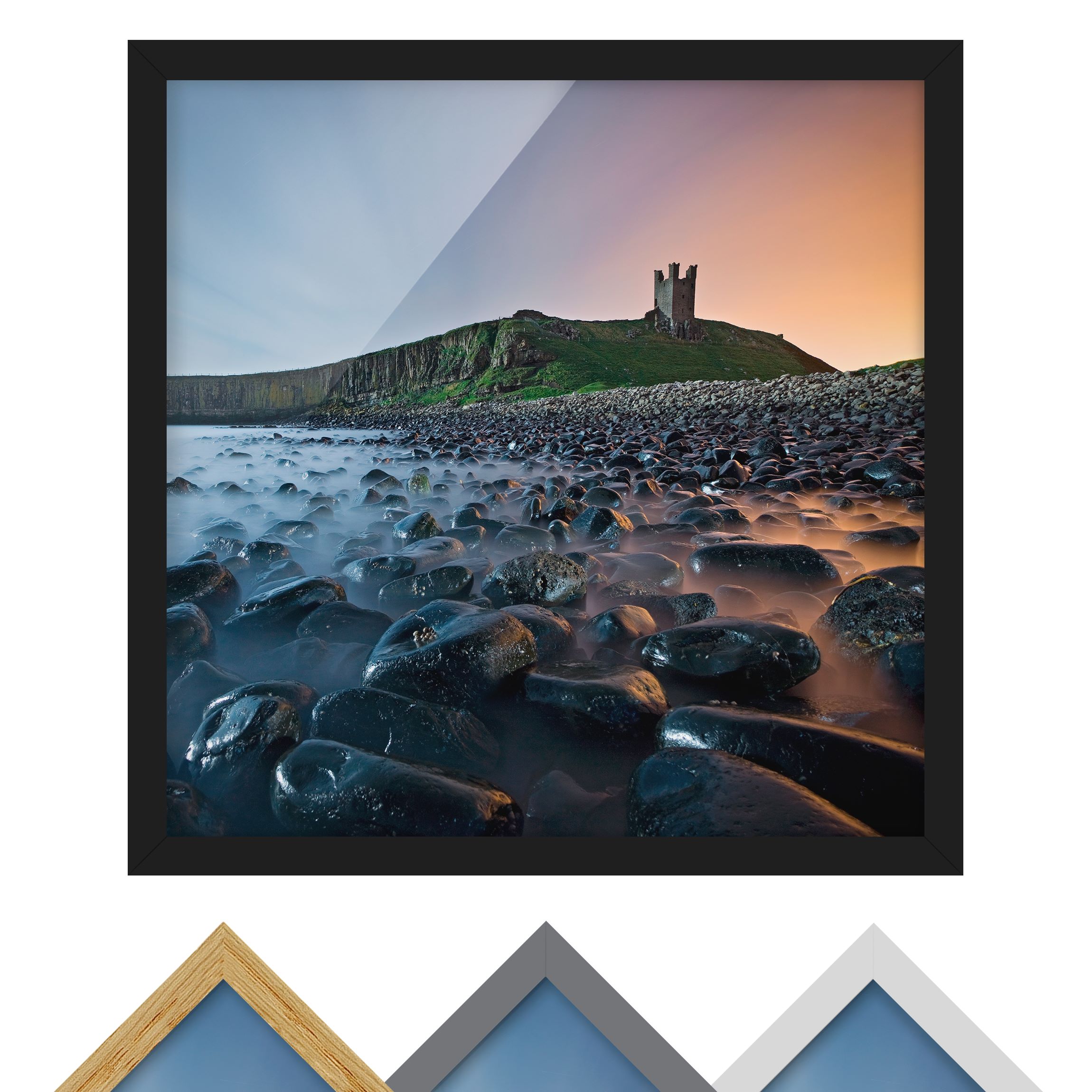 Bild mit Rahmen - Quadrat Sonnenaufgang mit Nebel bei Dunstanburgh Castle