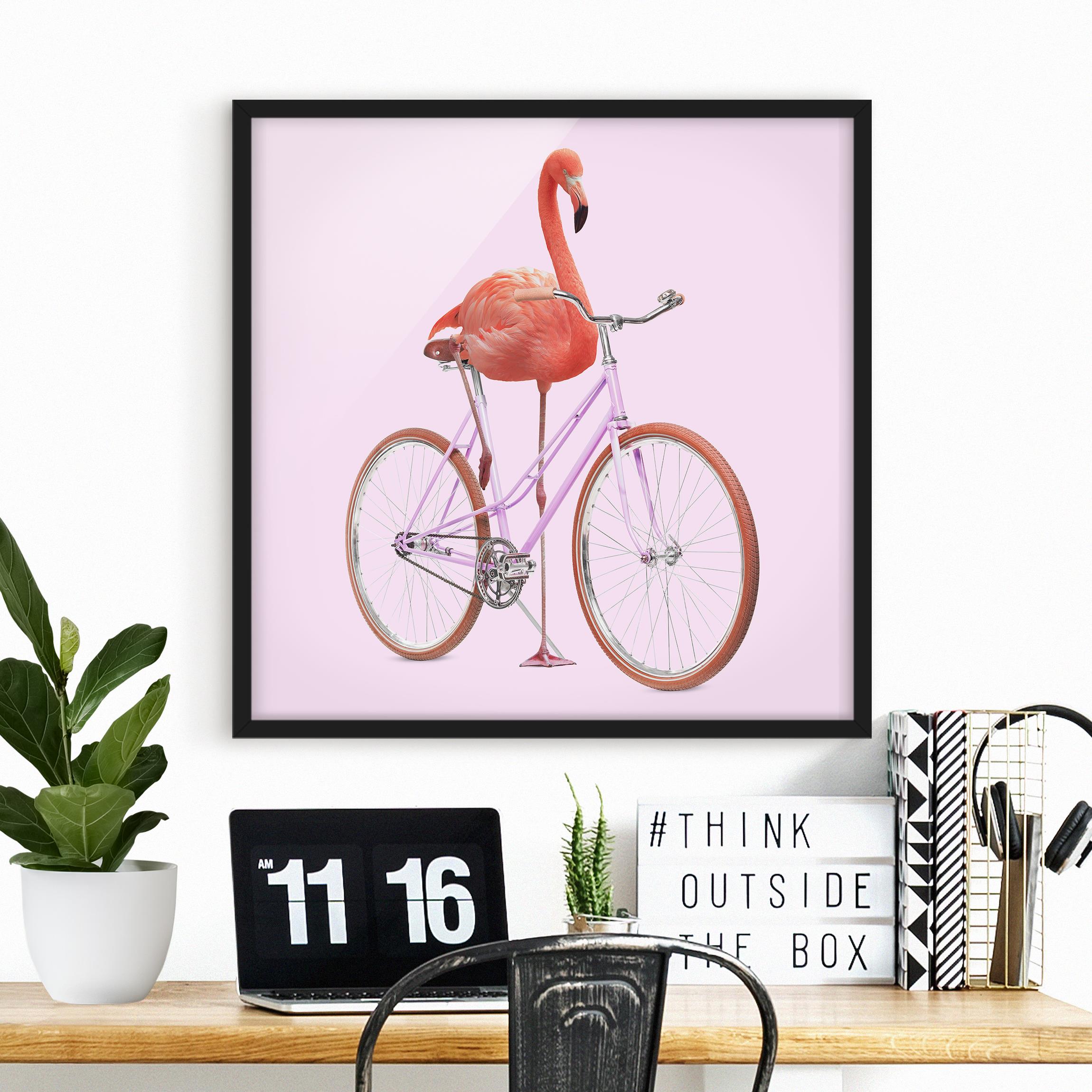 Bild mit Rahmen - Quadrat Flamingo mit Fahrrad