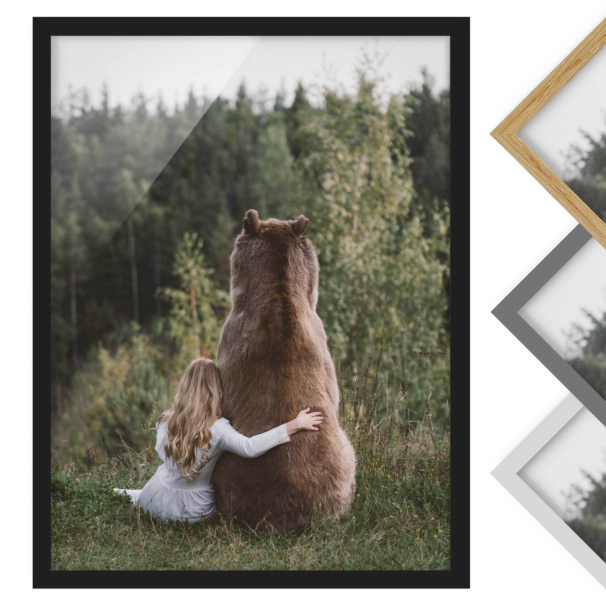 Bild mit Rahmen - Hochformat Mädchen mit Braunbär