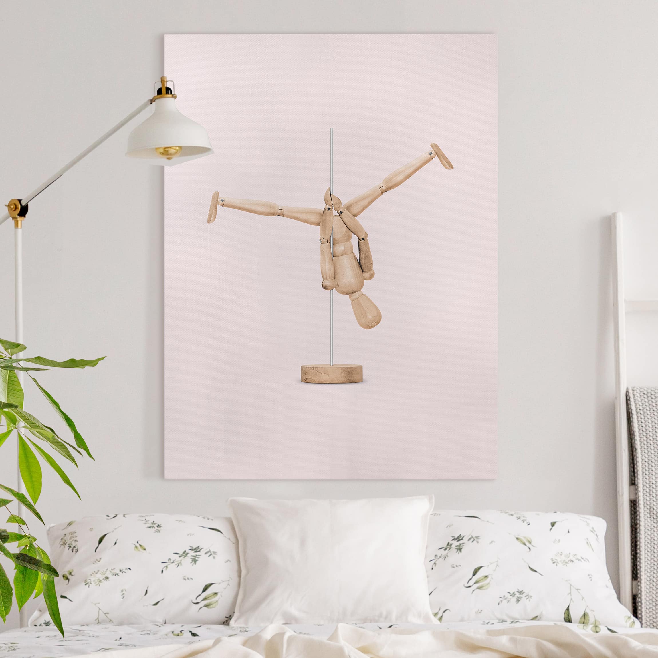 Leinwandbild - Hochformat Poledance mit Holzfigur