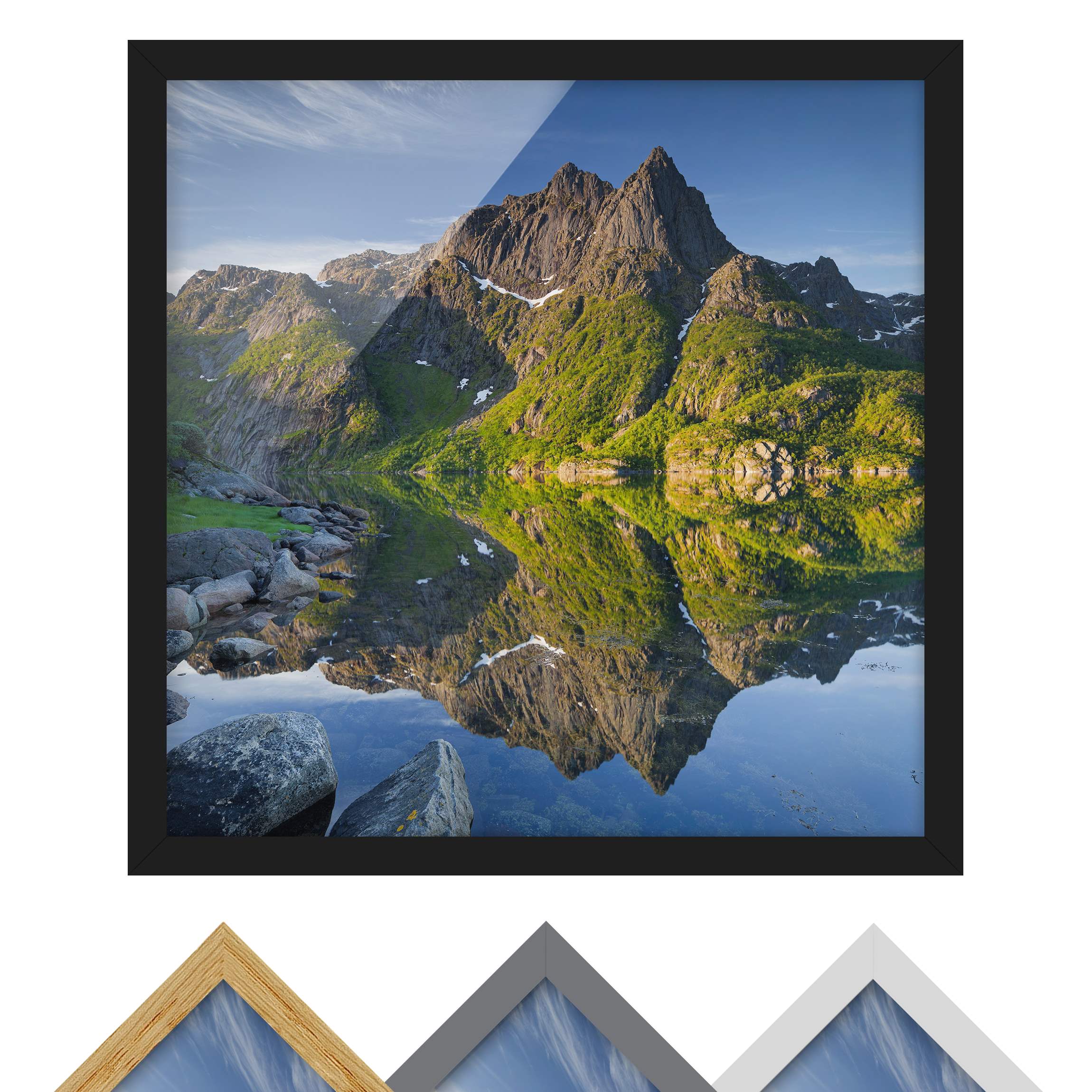 Bild mit Rahmen - Quadrat Berglandschaft mit Wasserspiegelung in Norwegen
