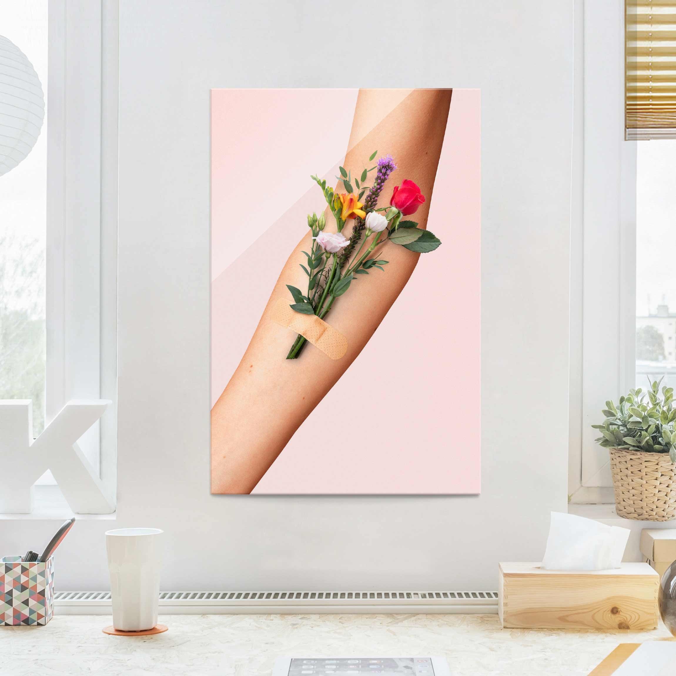 Glasbild - Hochformat Arm mit Blumen