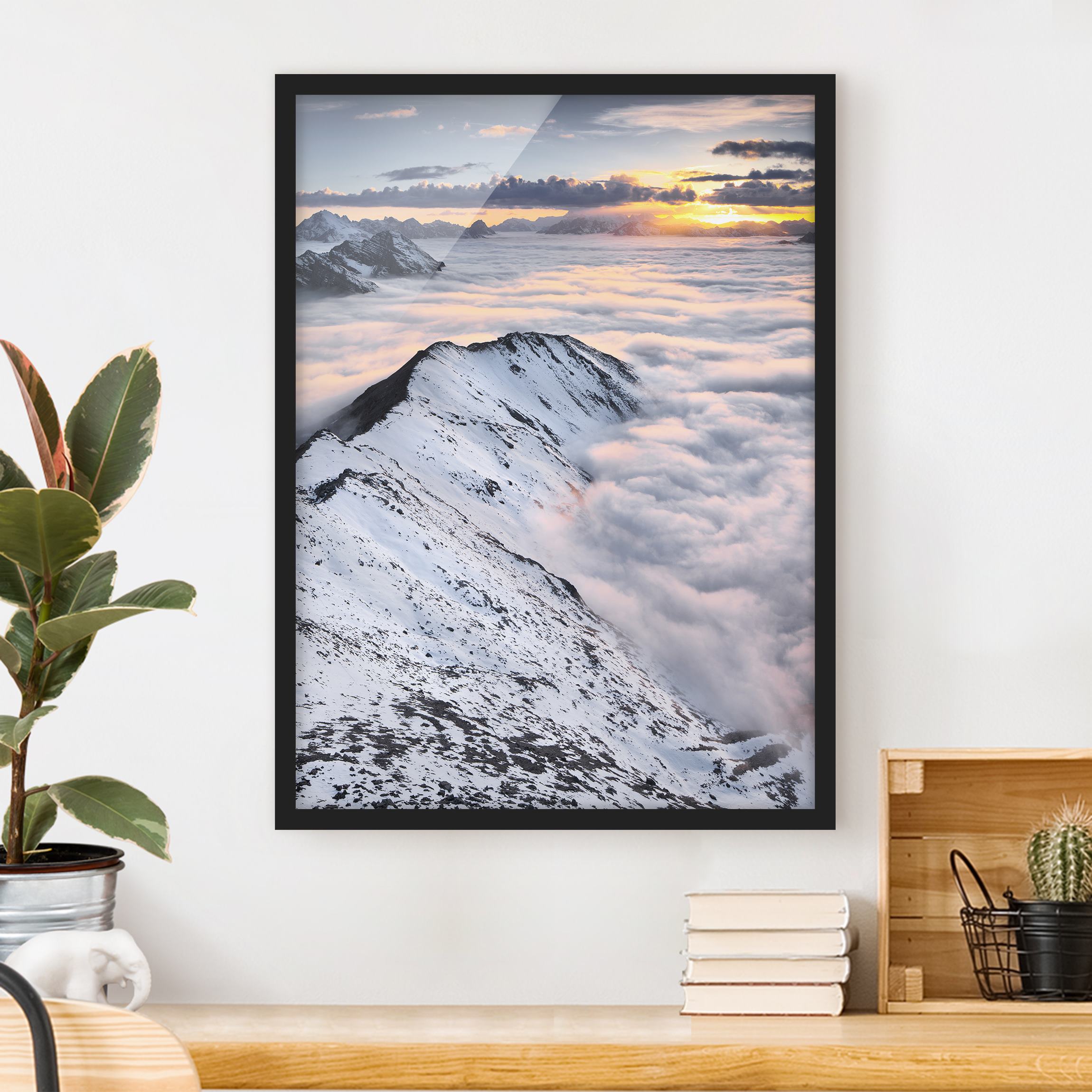 Bild mit Rahmen - Hochformat Blick über Wolken und Berge