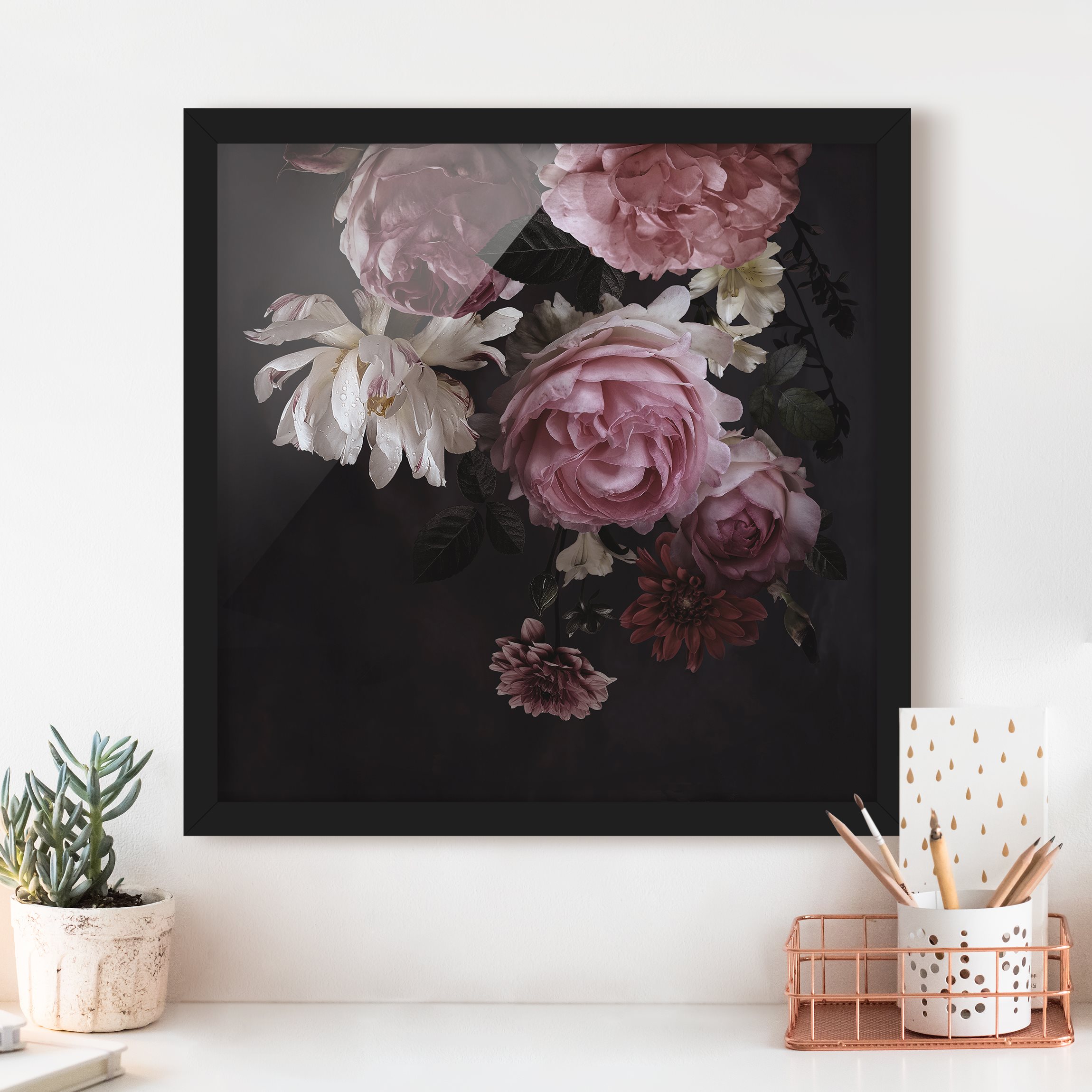 Bild mit Rahmen - Quadrat Rosa Blumen auf Schwarz