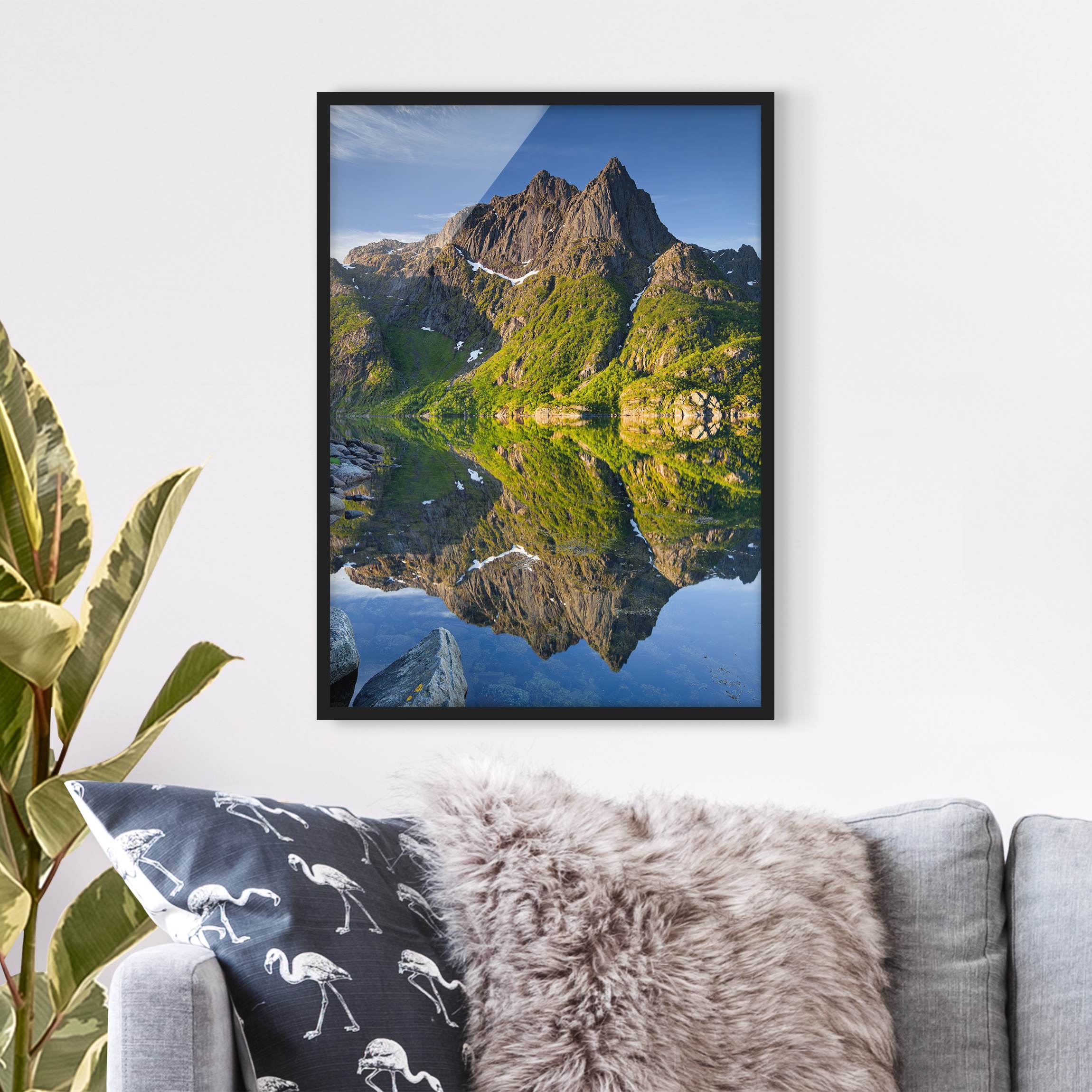 Bild mit Rahmen - Hochformat Berglandschaft mit Wasserspiegelung in Norwegen