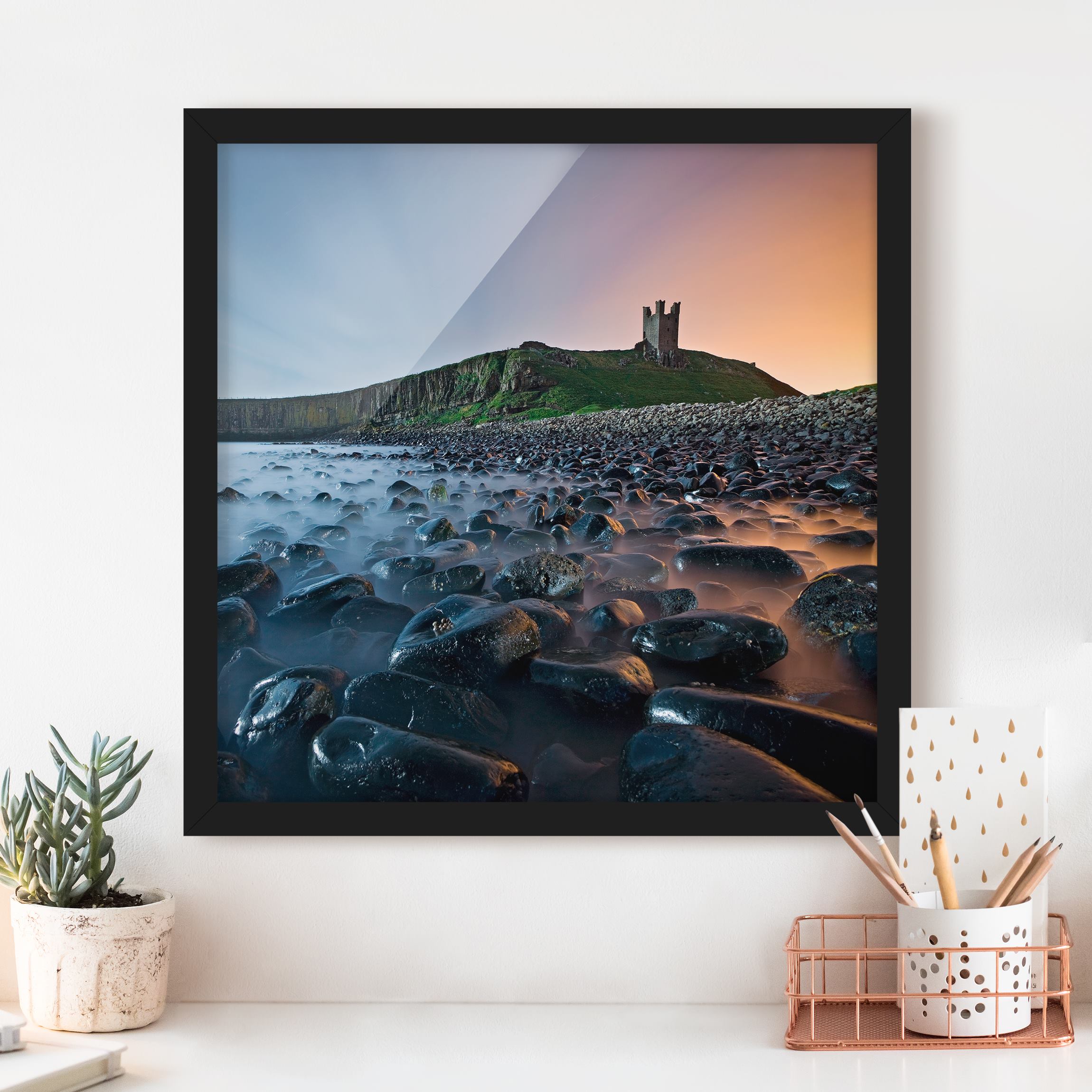 Bild mit Rahmen - Quadrat Sonnenaufgang mit Nebel bei Dunstanburgh Castle