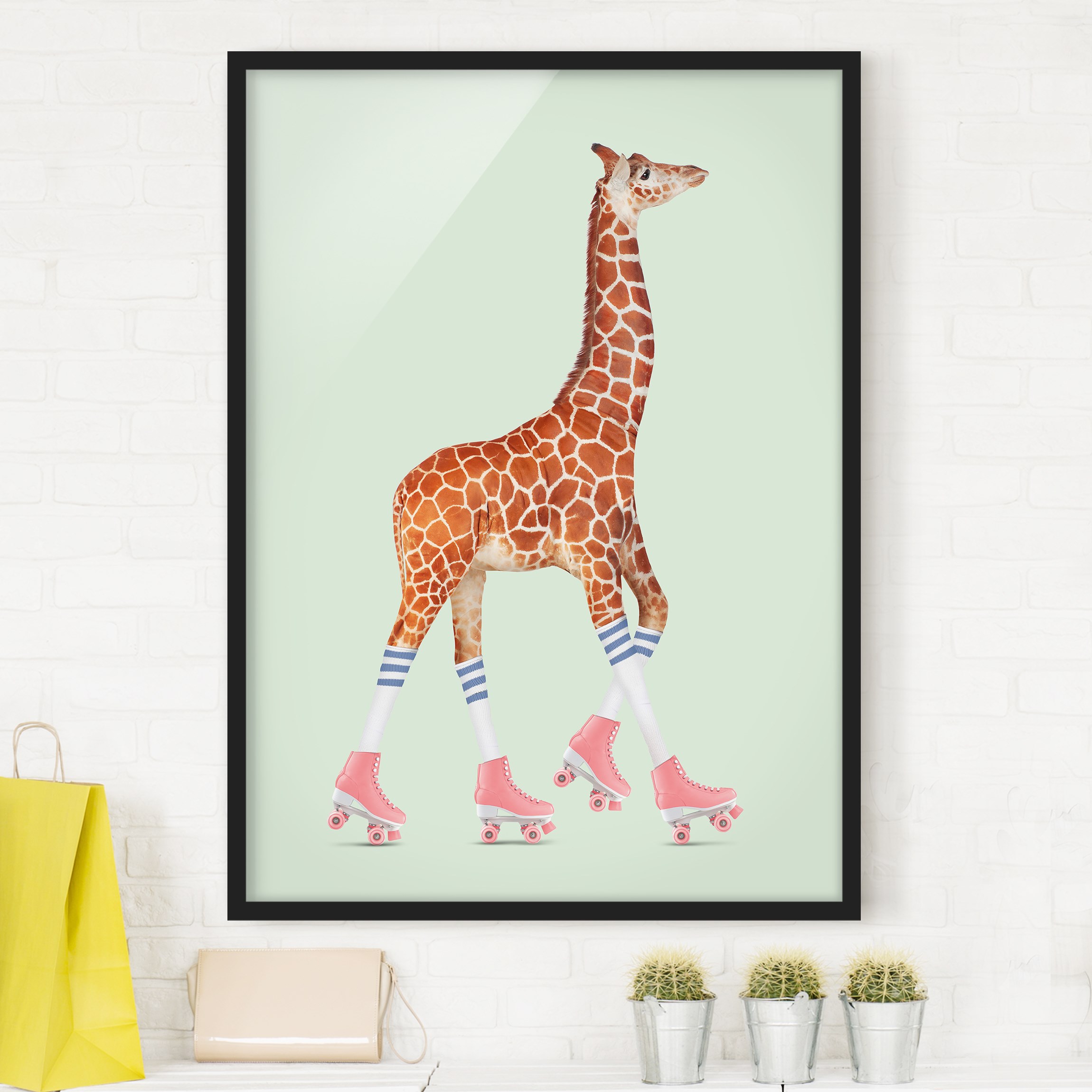 Bild mit Rahmen - Hochformat Giraffe mit Rollschuhen