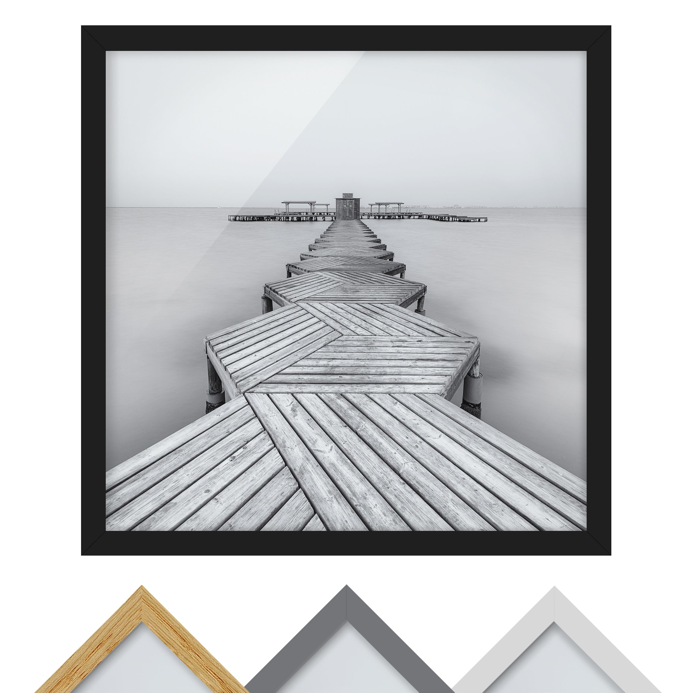 Schwarz-Weiß Bild mit Rahmen Hölzerner Pier und Schwarz-weiß