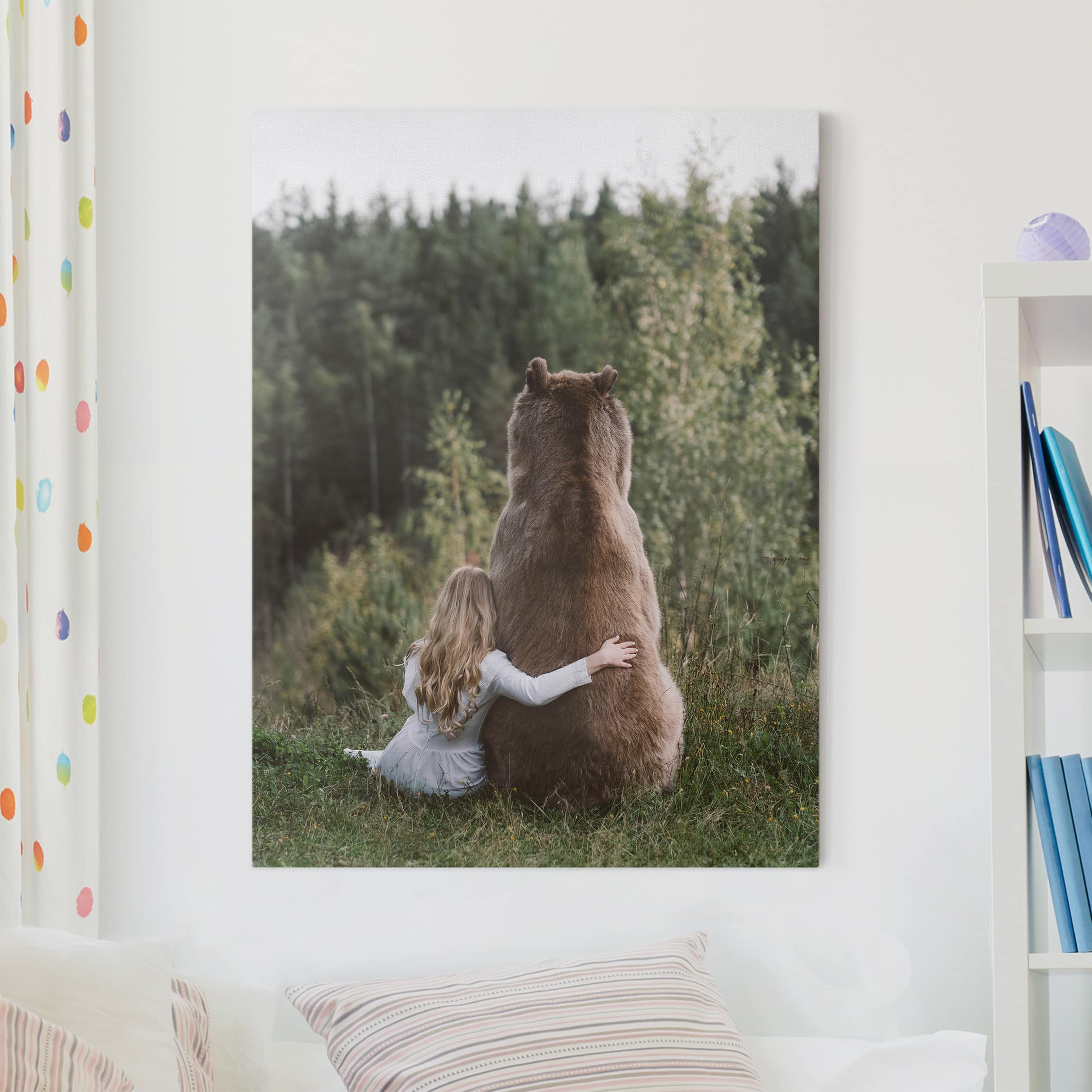 Leinwandbild Tiere Mädchen mit Braunbär