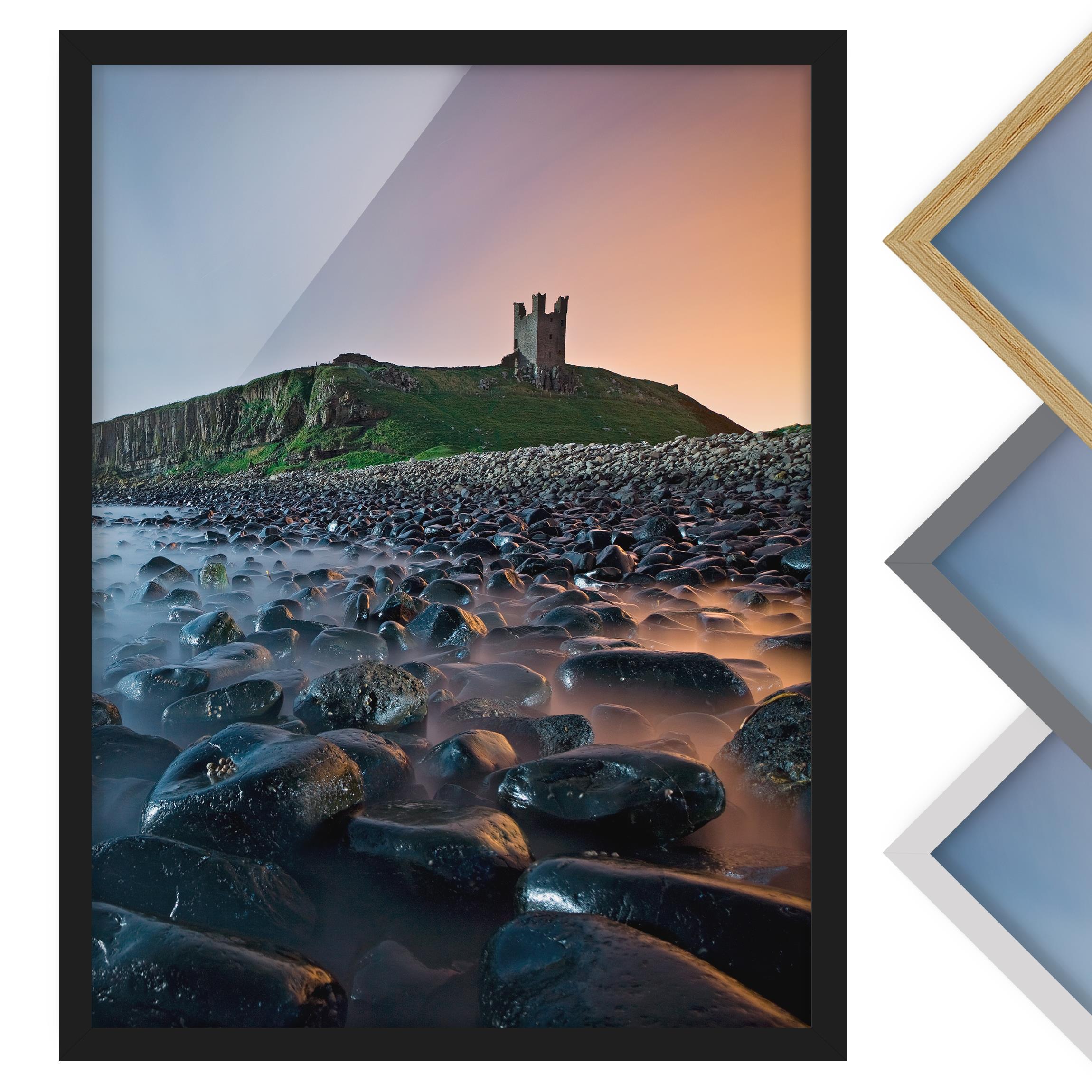 Bild mit Rahmen - Hochformat Sonnenaufgang mit Nebel bei Dunstanburgh Castle