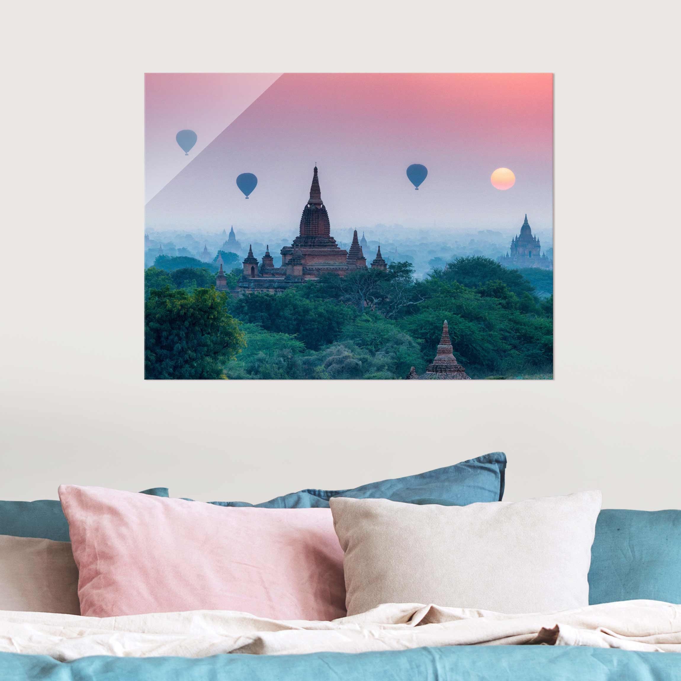 Glasbild Heißluftballons über Tempelanlage