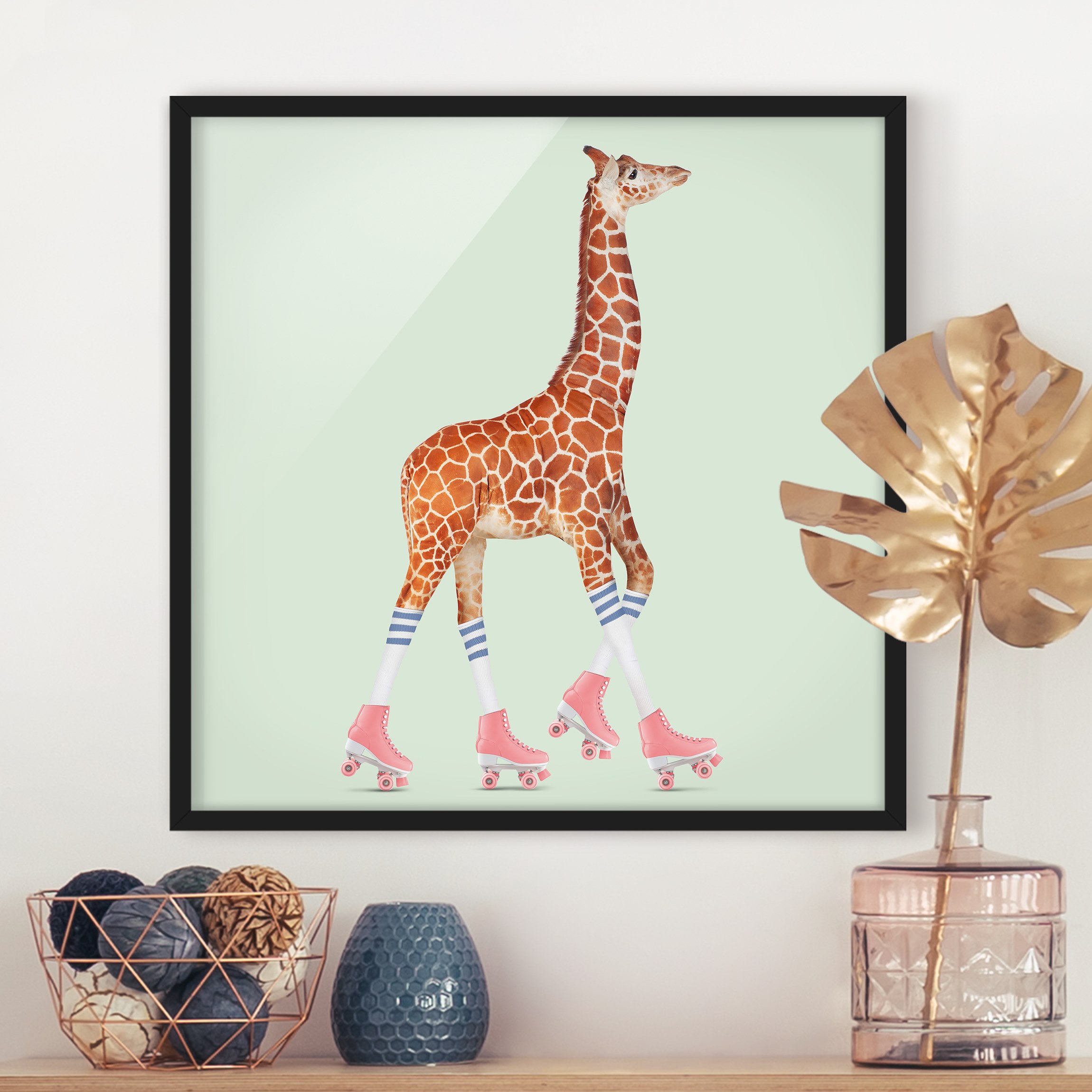 Bild mit Rahmen - Quadrat Giraffe mit Rollschuhen