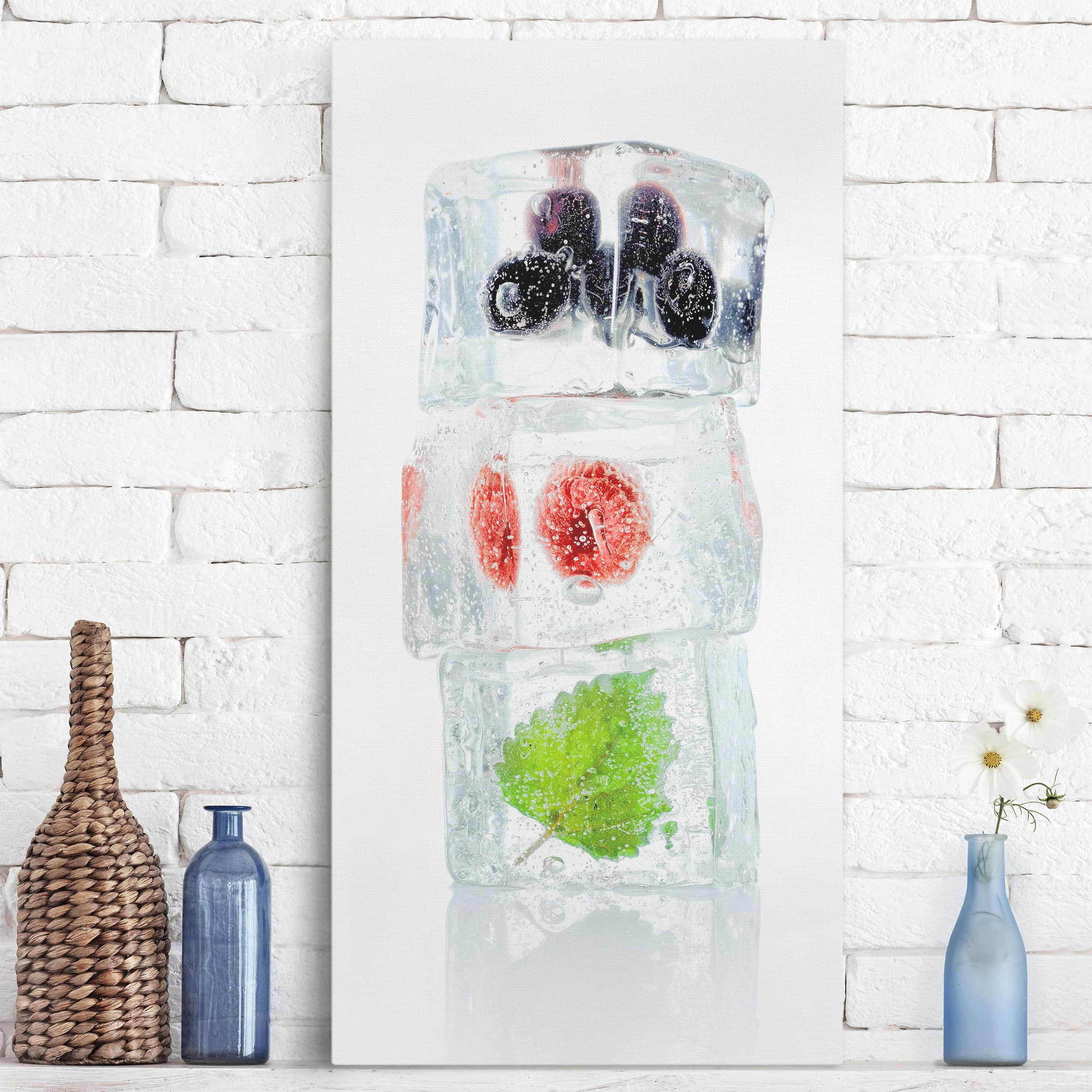 Leinwandbild Küche Himbeere Melisse und Blaubeeren im Eiswürfel