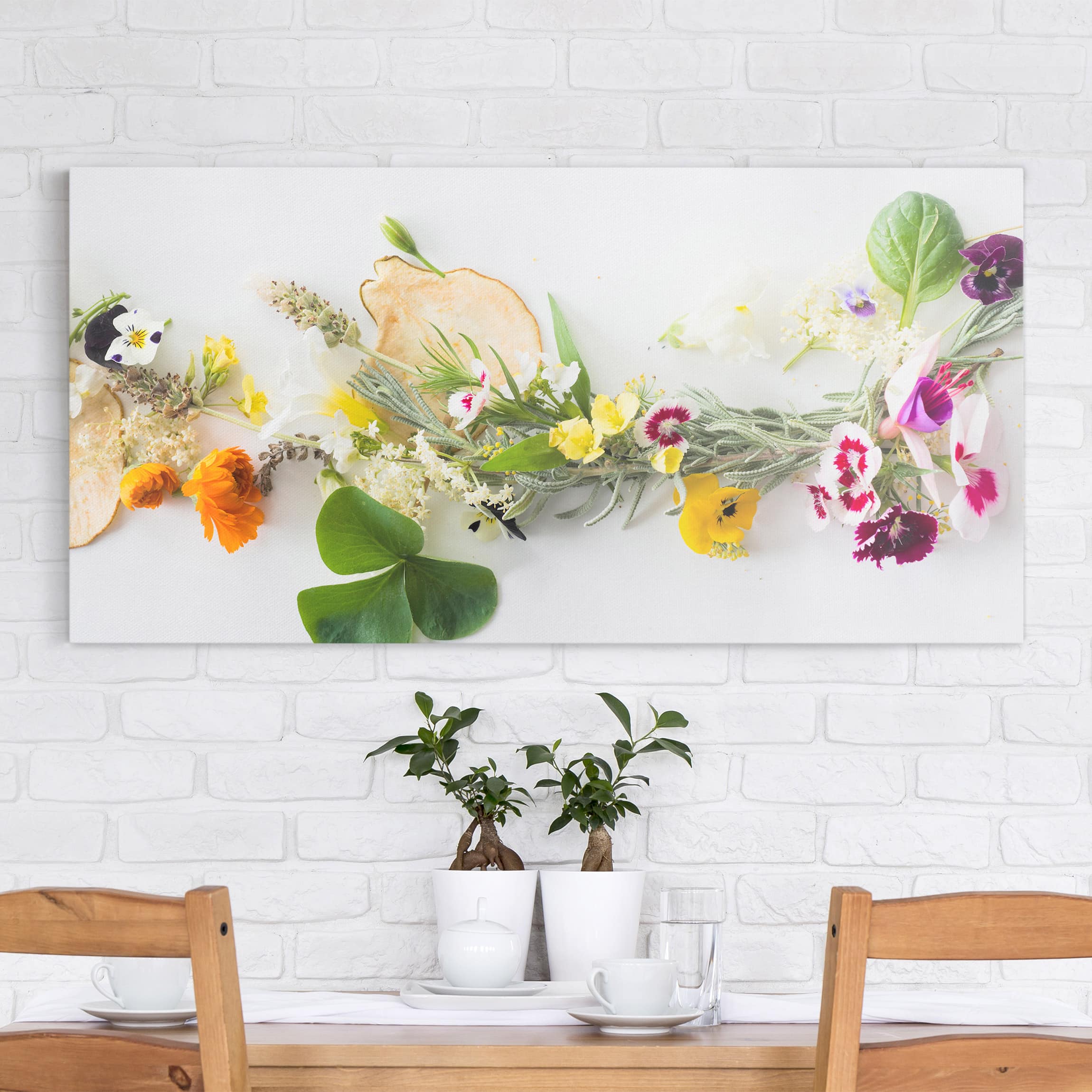 Leinwandbild Küche Frische Kräuter mit Essblüten