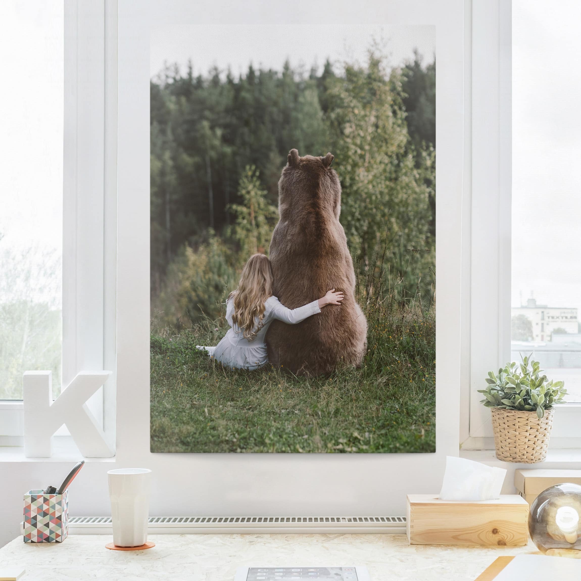 Leinwandbild - Querformat Mädchen mit Braunbär