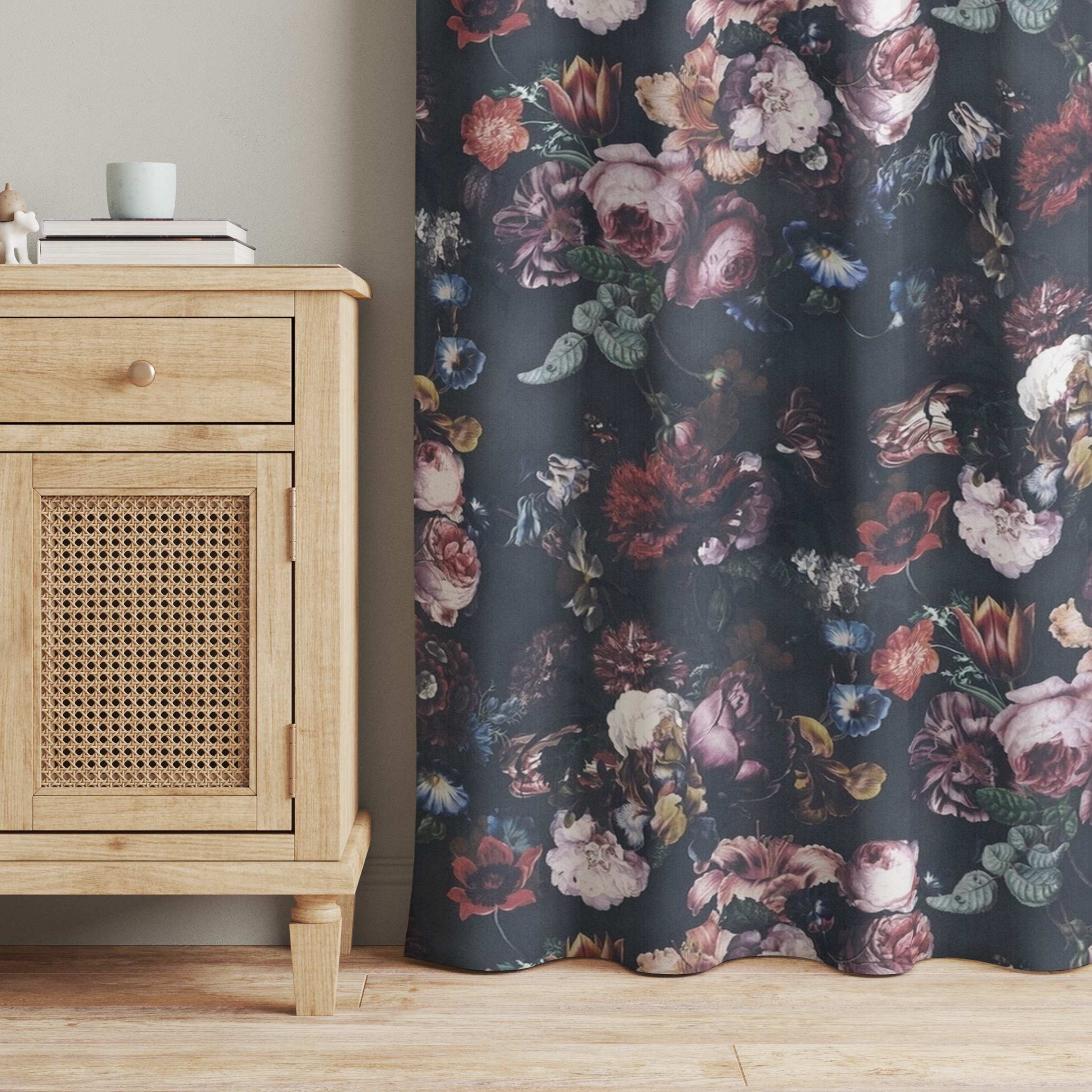 Vorhang Altmeisterliche Blüten mit Tulpen und Rosen auf Dunkelgrau