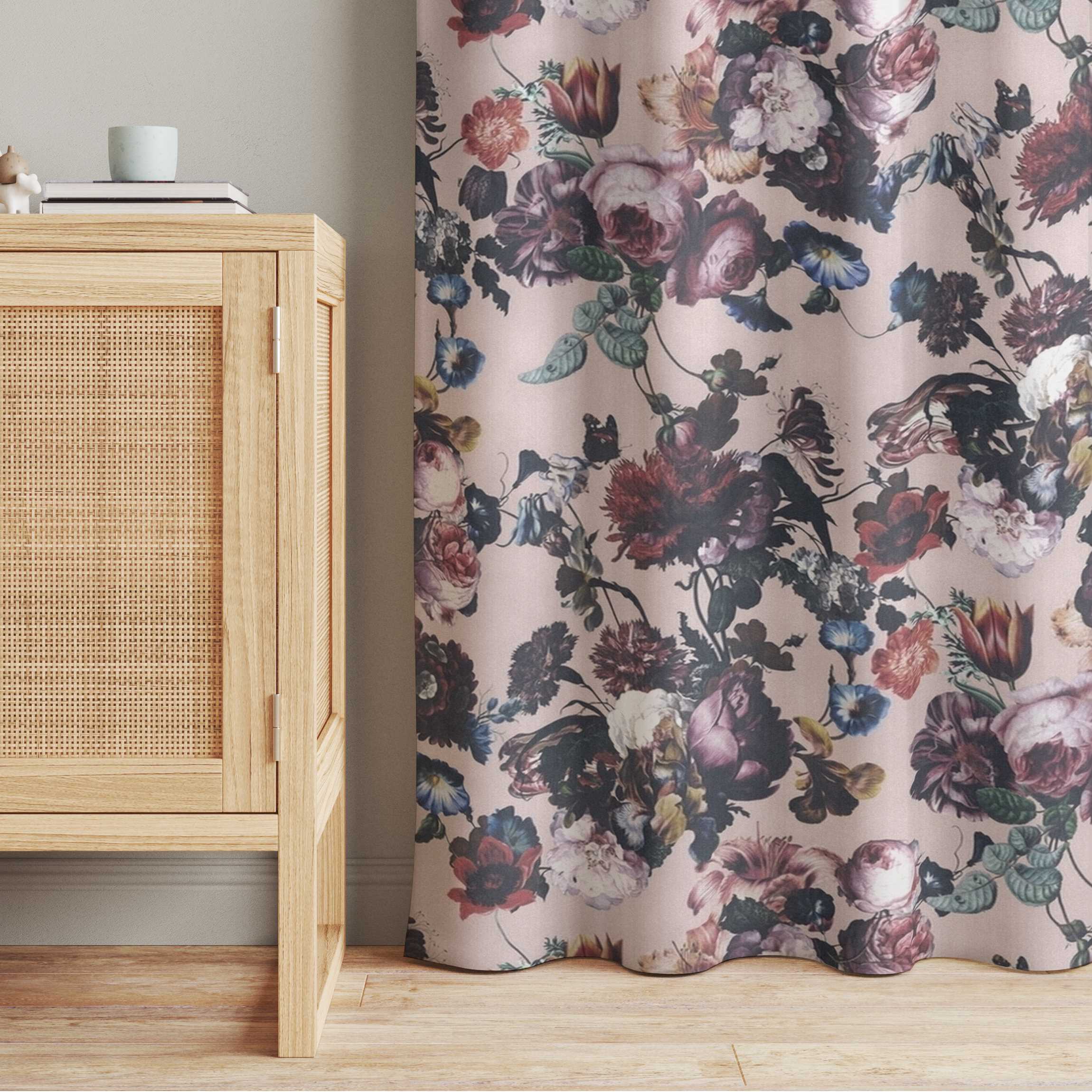 Vorhang Altmeisterliche Blüten mit Tulpen und Rosen auf Rosa