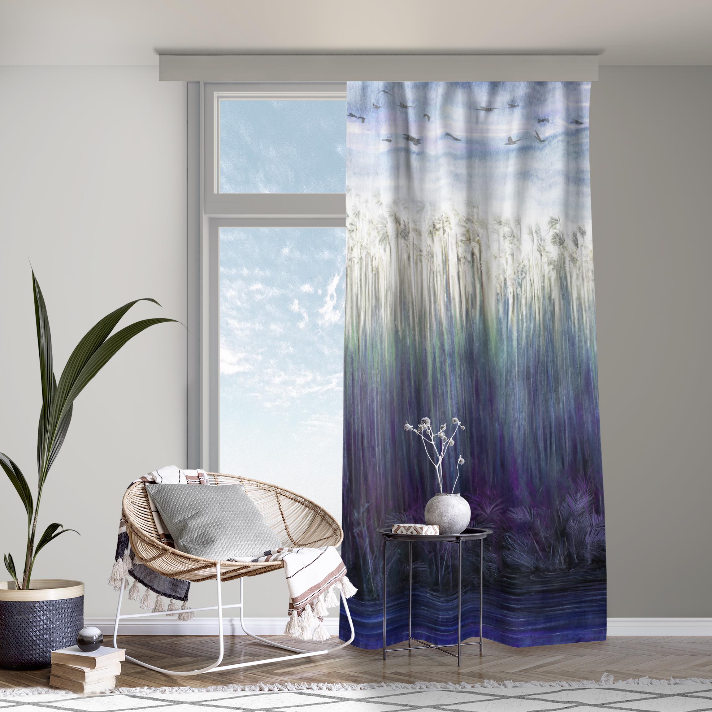 Vorhang Flussschilf vor Berglandschaft in blau