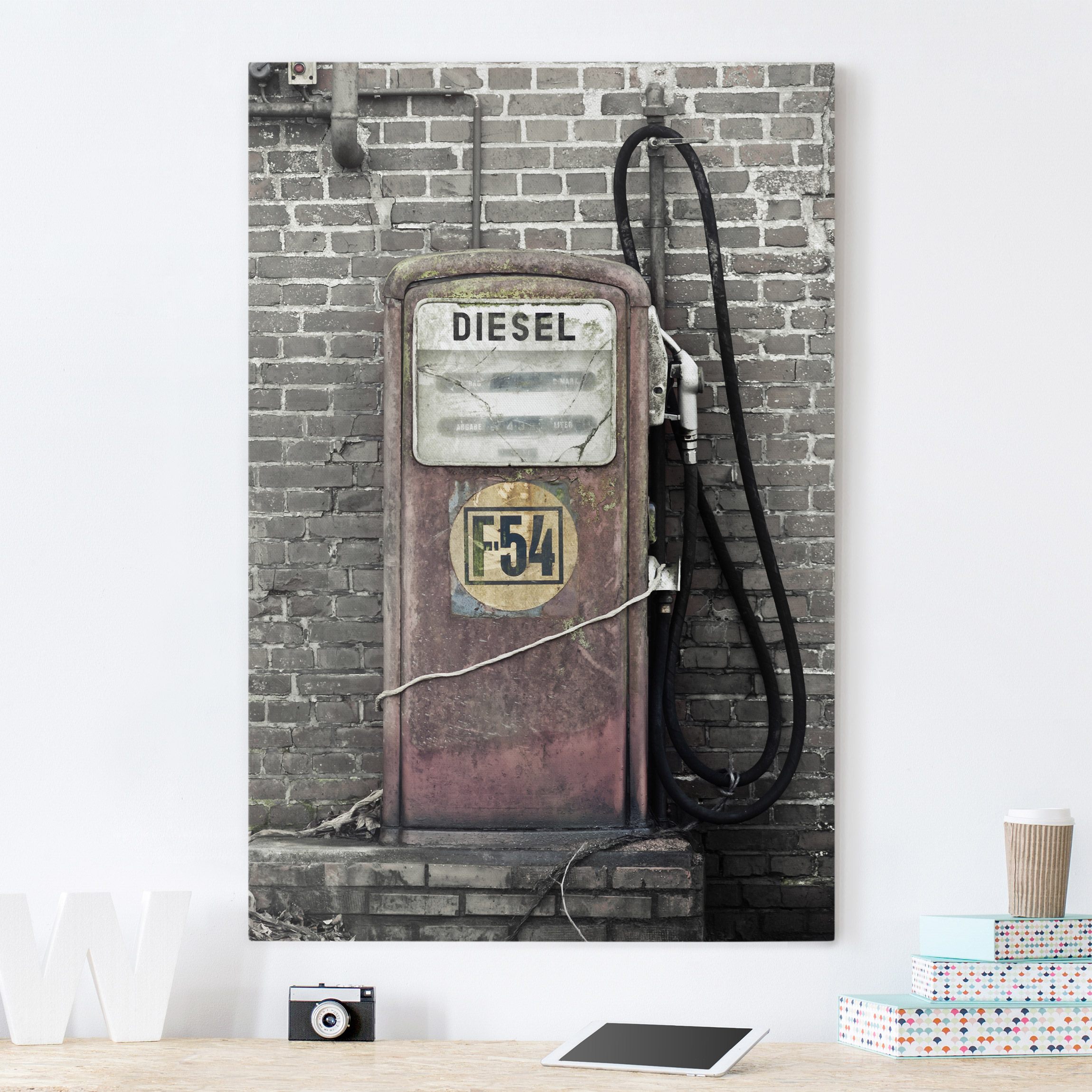 Leinwandbild - Hochformat Tankstelle