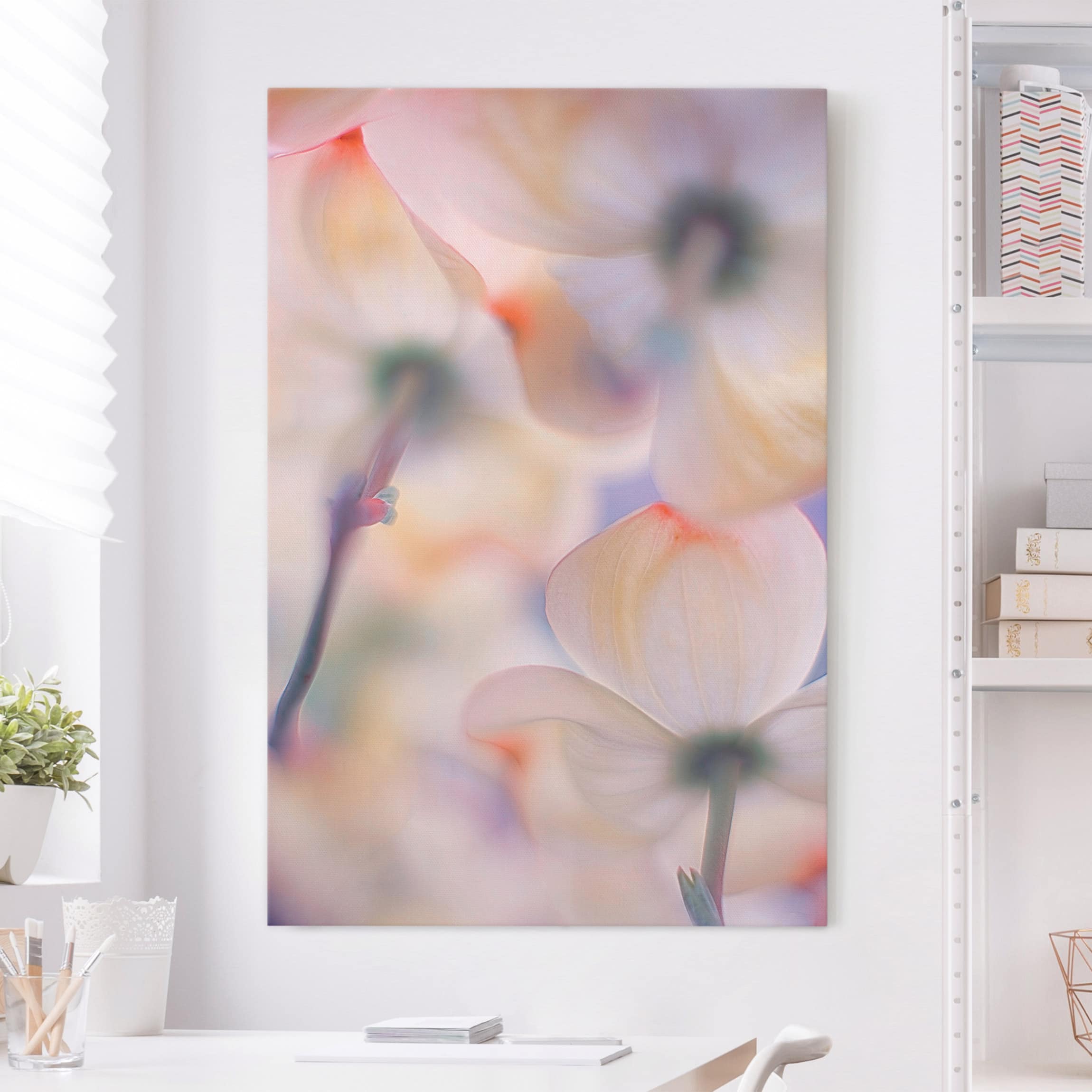 Leinwandbild - Hochformat Unter Blüten