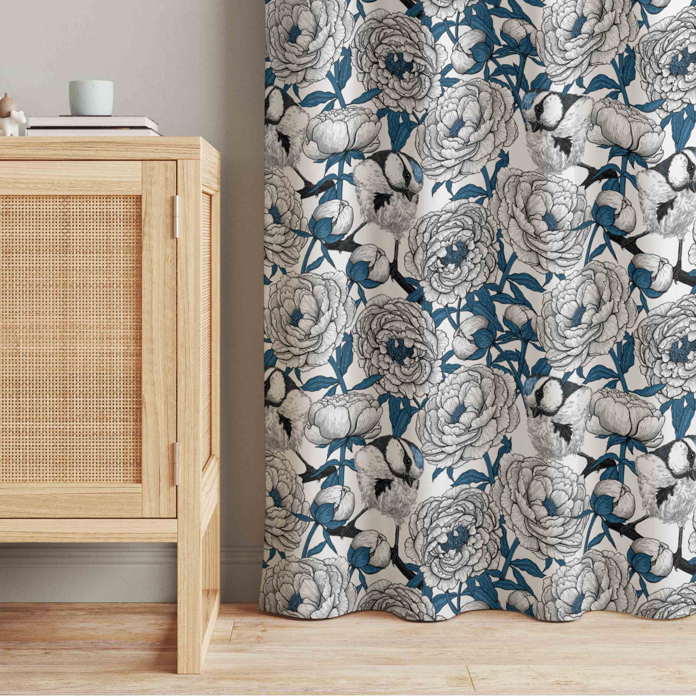 Vorhang Pfingstrosen und Meisen in Weiß und Blau